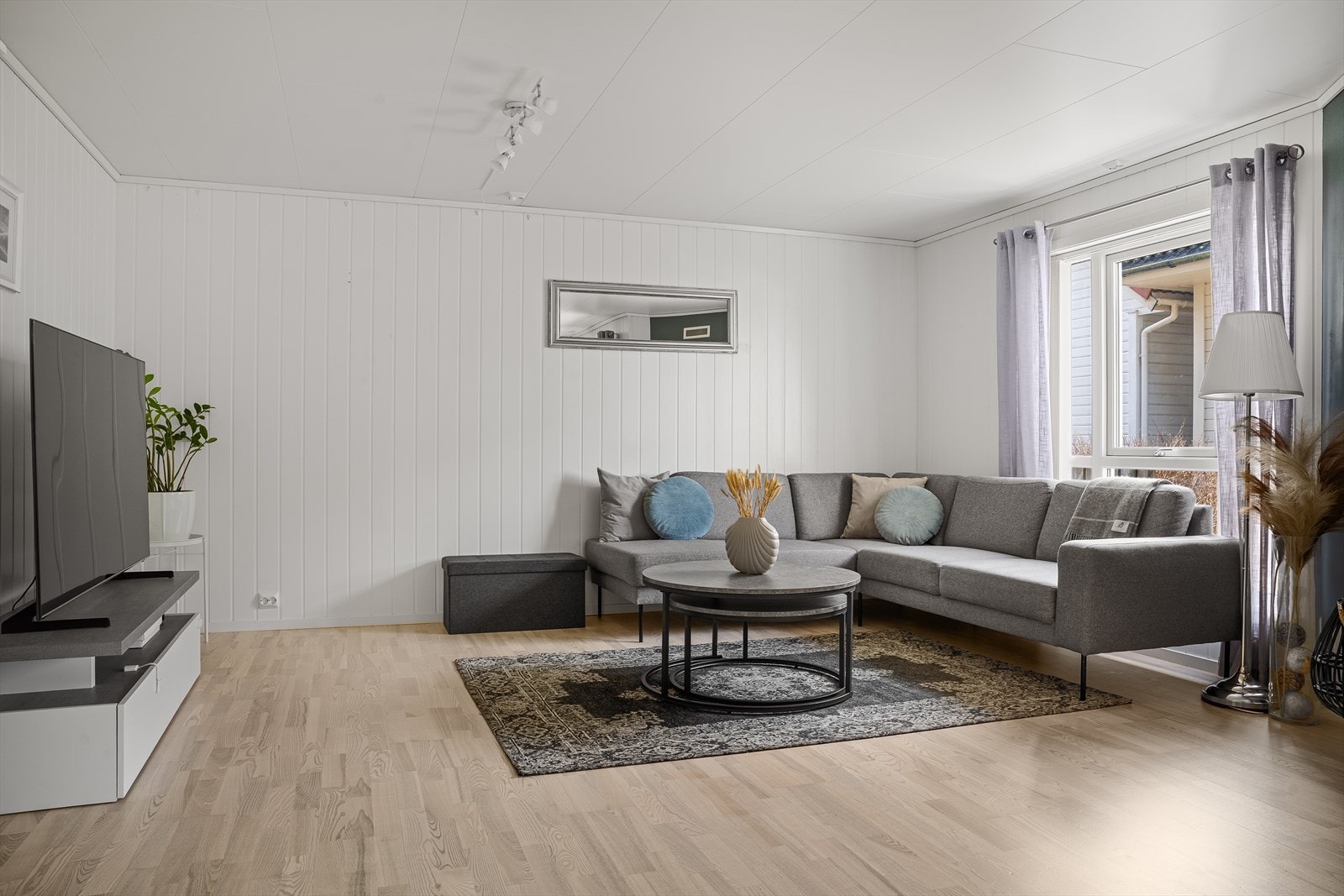 Stue. Gulv er belagt med parkett som er enkelt å vedlikeholde og behagelig å gå på. Galleribilde