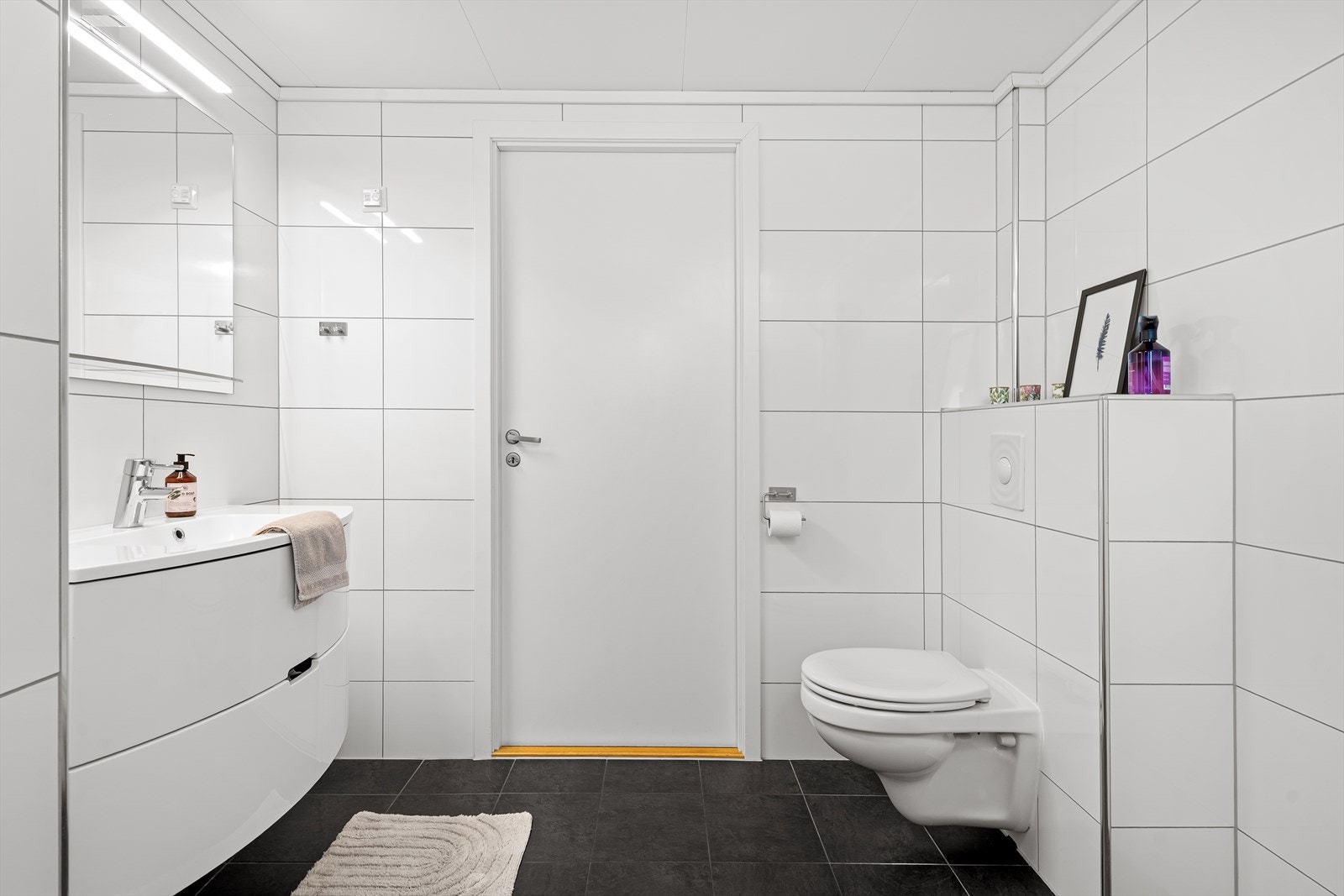 Vegghengt toalett sørger for enklere rengjøring av gulv. Galleribilde