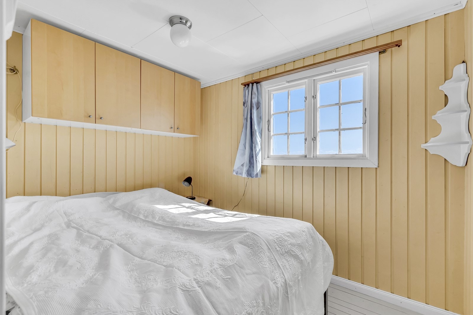 Soverom med plass til dobbeltseng Galleribilde