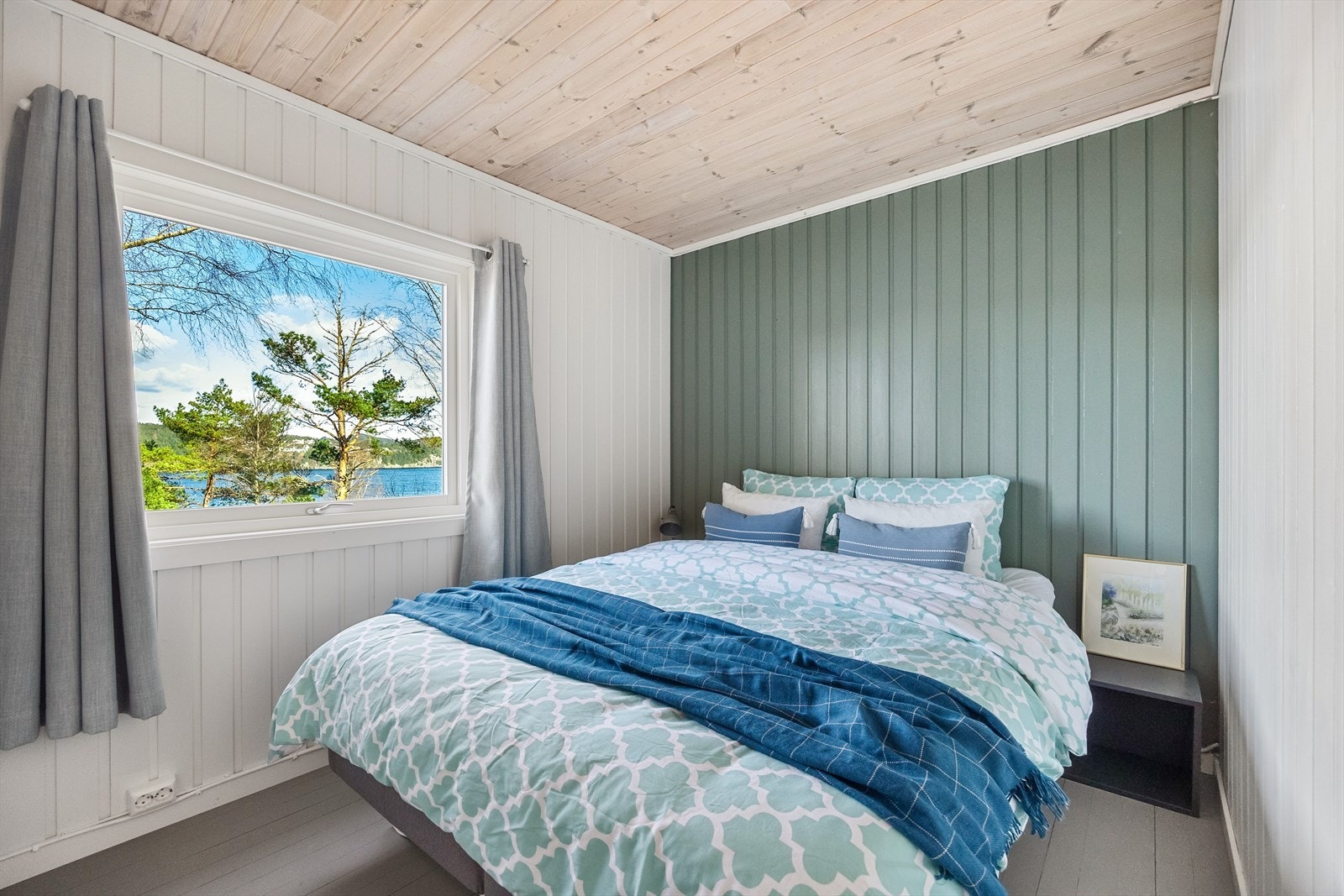 Hyttens hovedsoverom er på ca. 9 kvm. Galleribilde