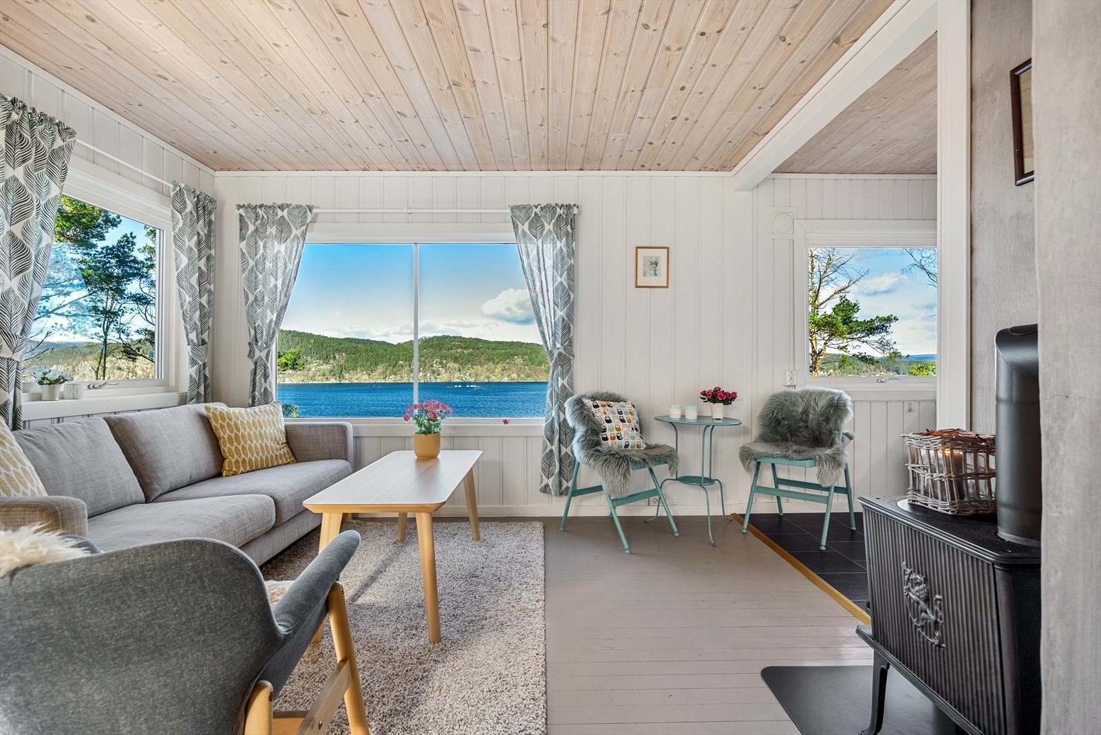 Hytten har nydelig sjøutsikt med flott lysinnslipp. Galleribilde