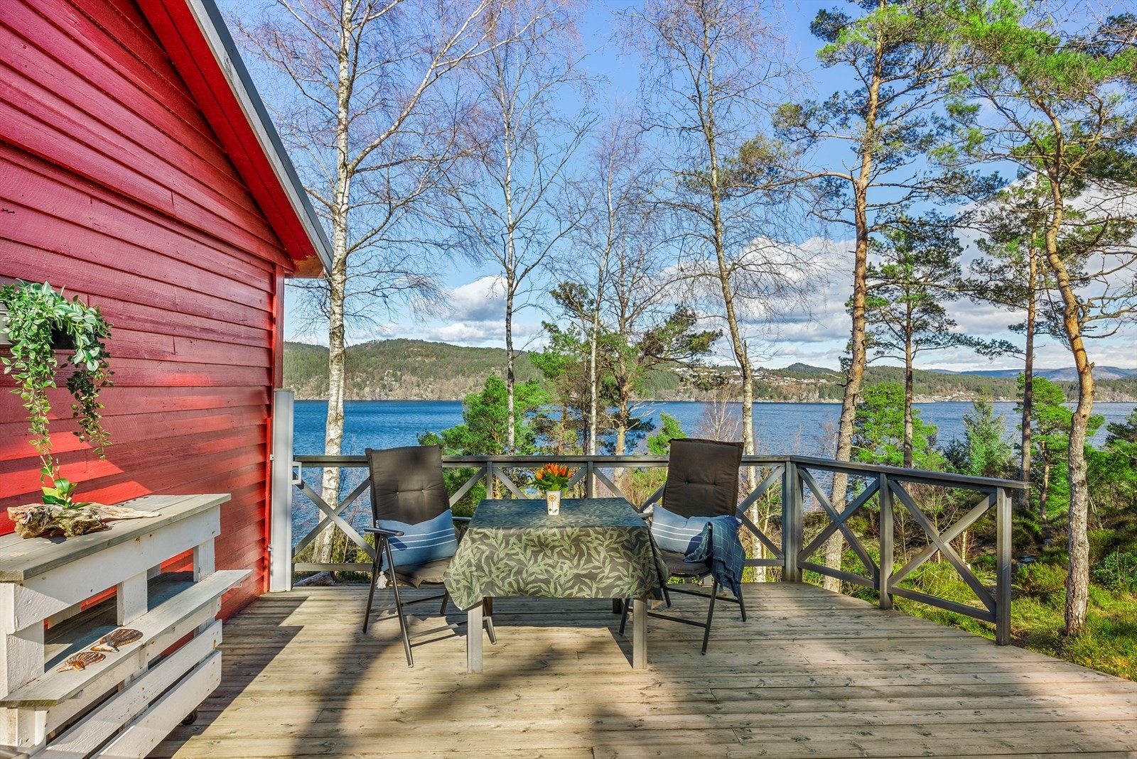 Hytten har flere flotte uteområder med nydelige solforhold. Galleribilde