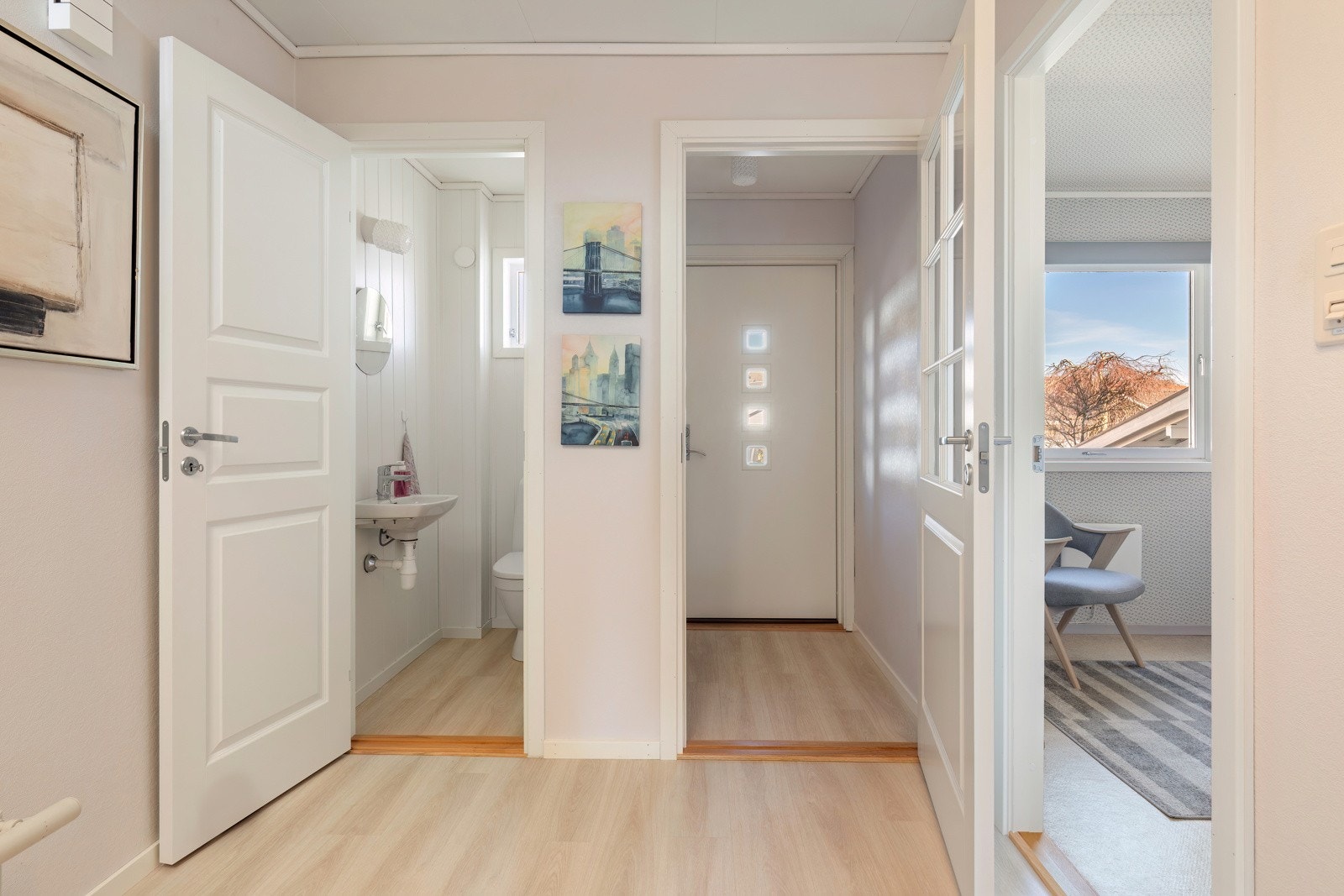 Mellomgnag og separat toalettrom Galleribilde