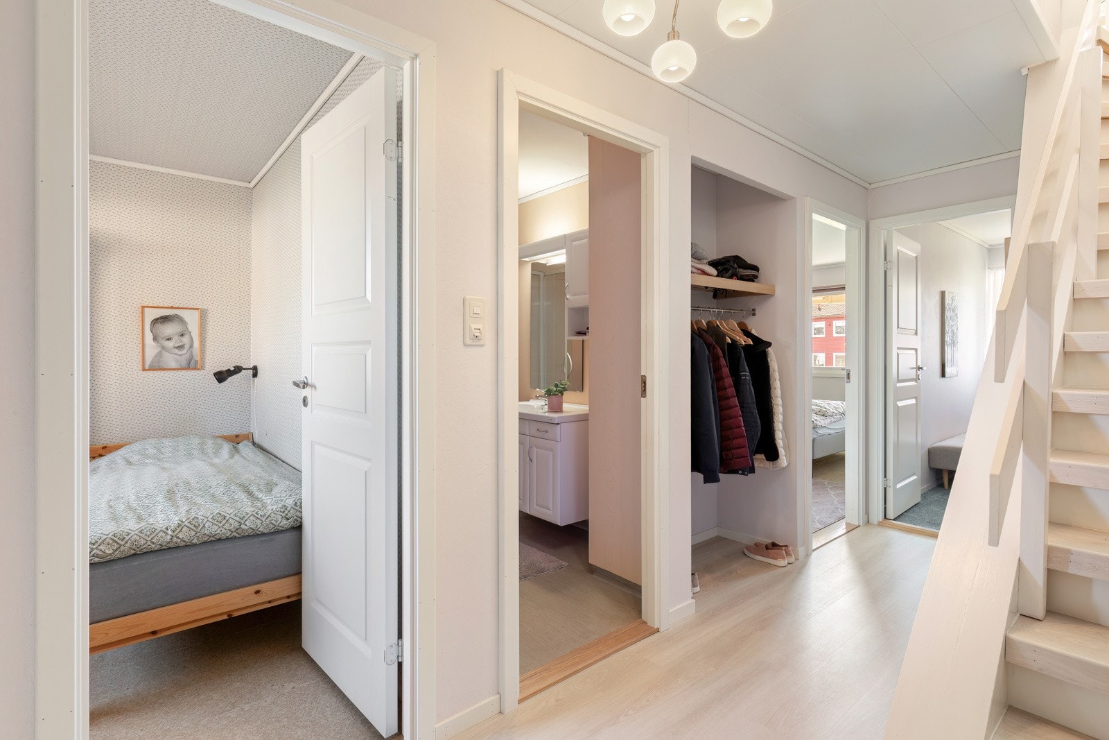 Gangen har nisje for garderobe Galleribilde