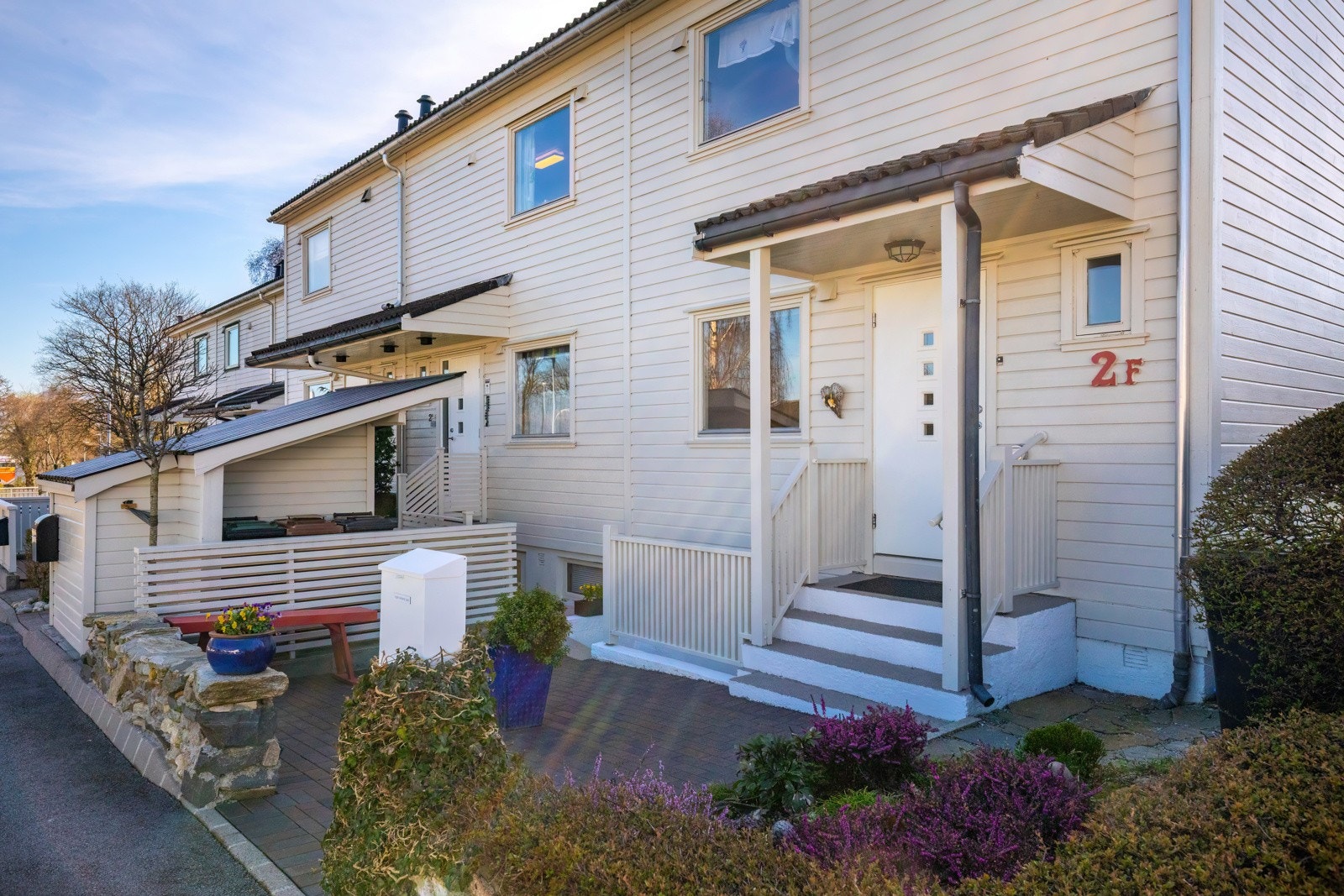 Ryddig og pent gårdsrom med belegningsstein Galleribilde