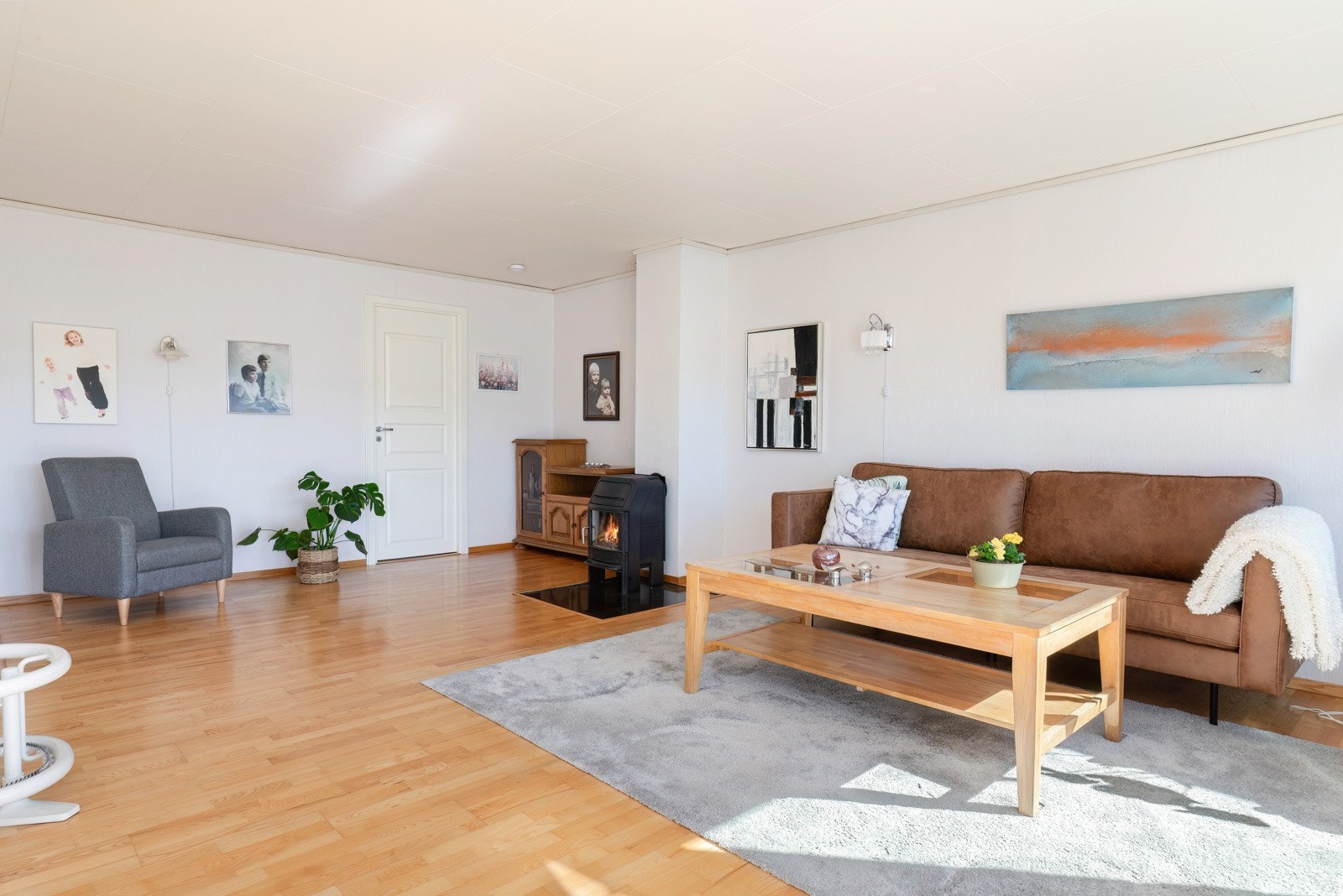 Stuen er adskilt mot kjøkken Galleribilde