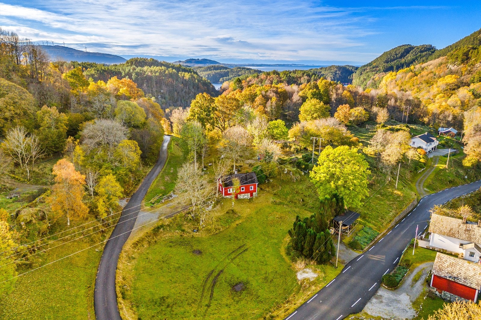 Eiendommen ligger i et landlig område med nærhet til sjø og bilvei helt fram. Galleribilde