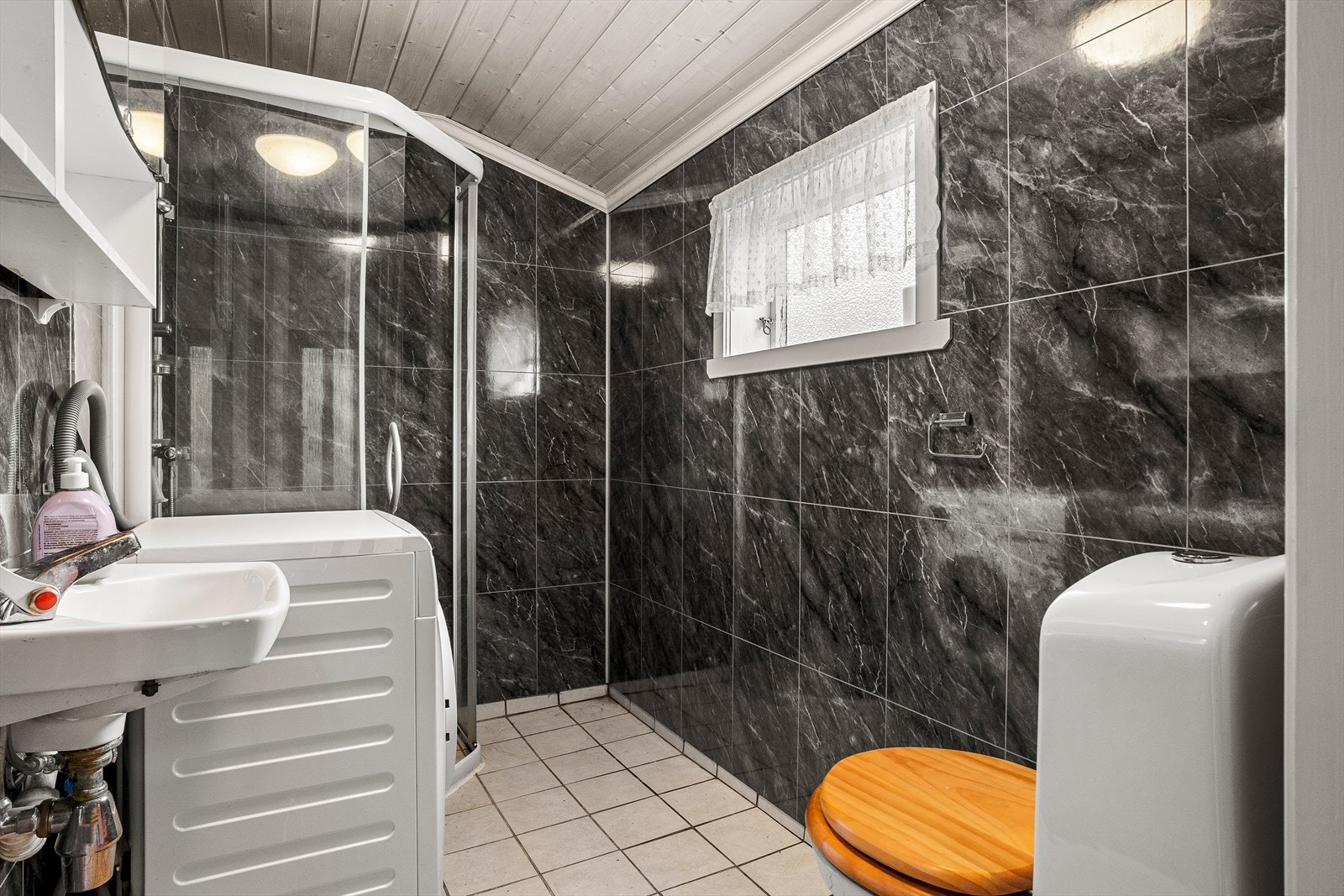 Det er ikke kjent når badet ble innredetpusset opp. Galleribilde
