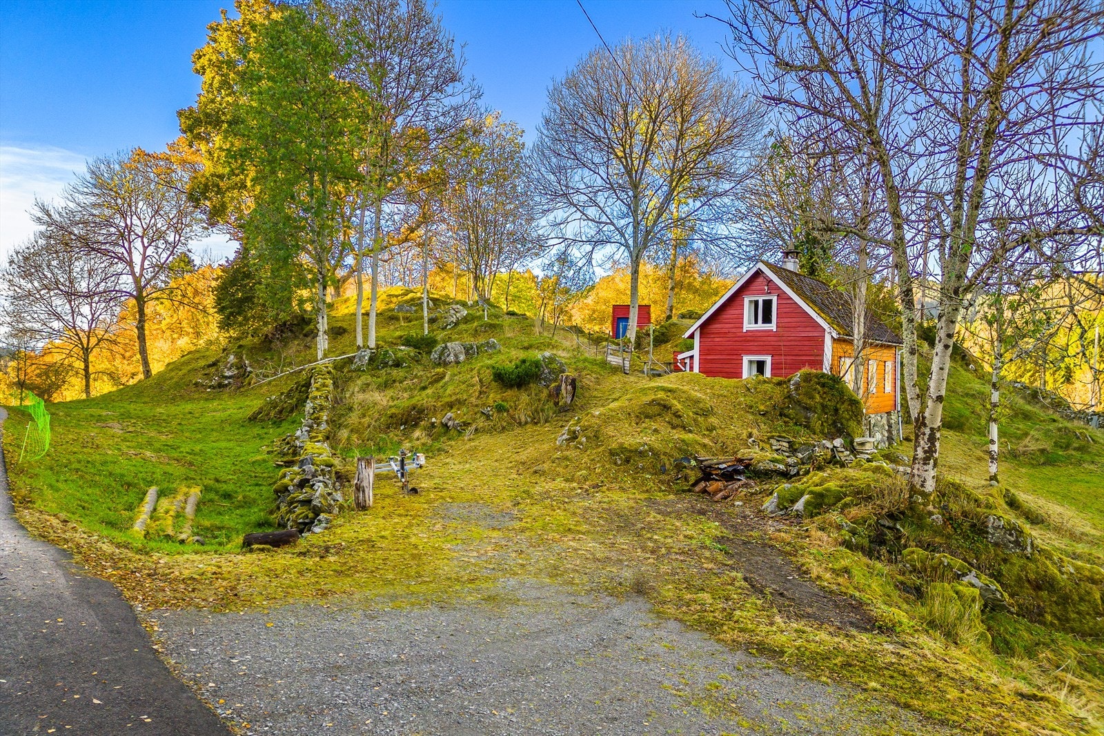 Tomten består for det meste av naturtomt. Galleribilde