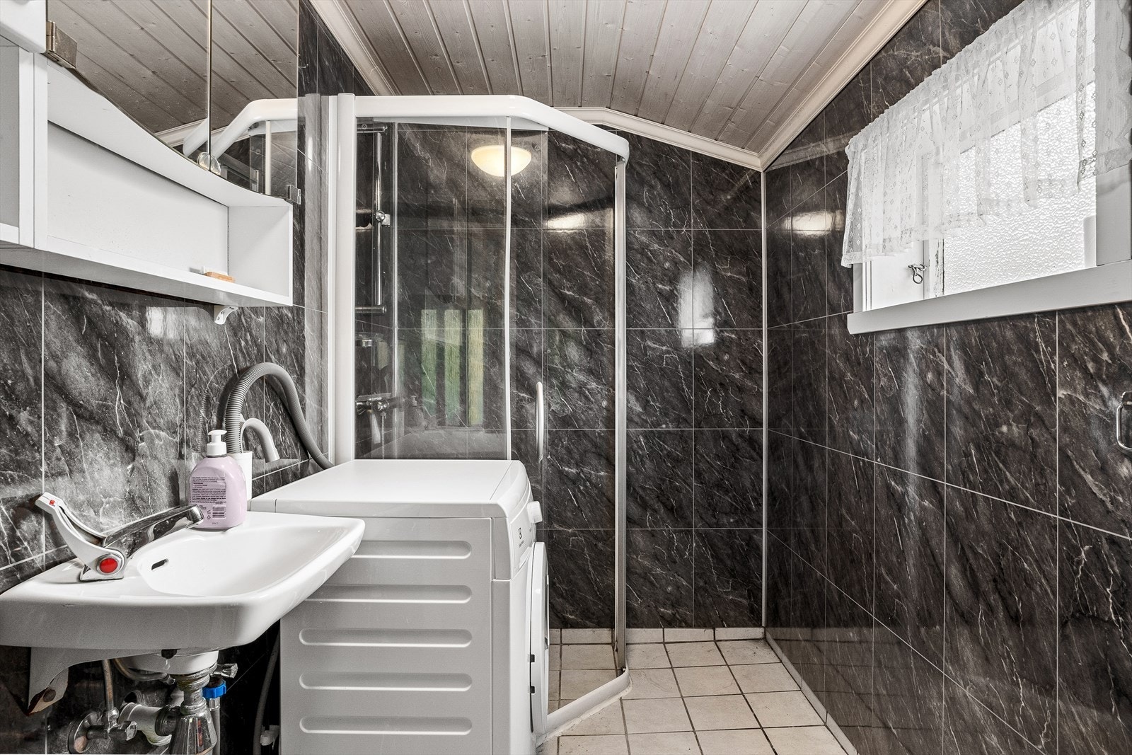 Badet har vært i jevnlig bruk inntil nylig, dog må modernisering påregnes for å imøtekomme dagens krav til standard. Galleribilde
