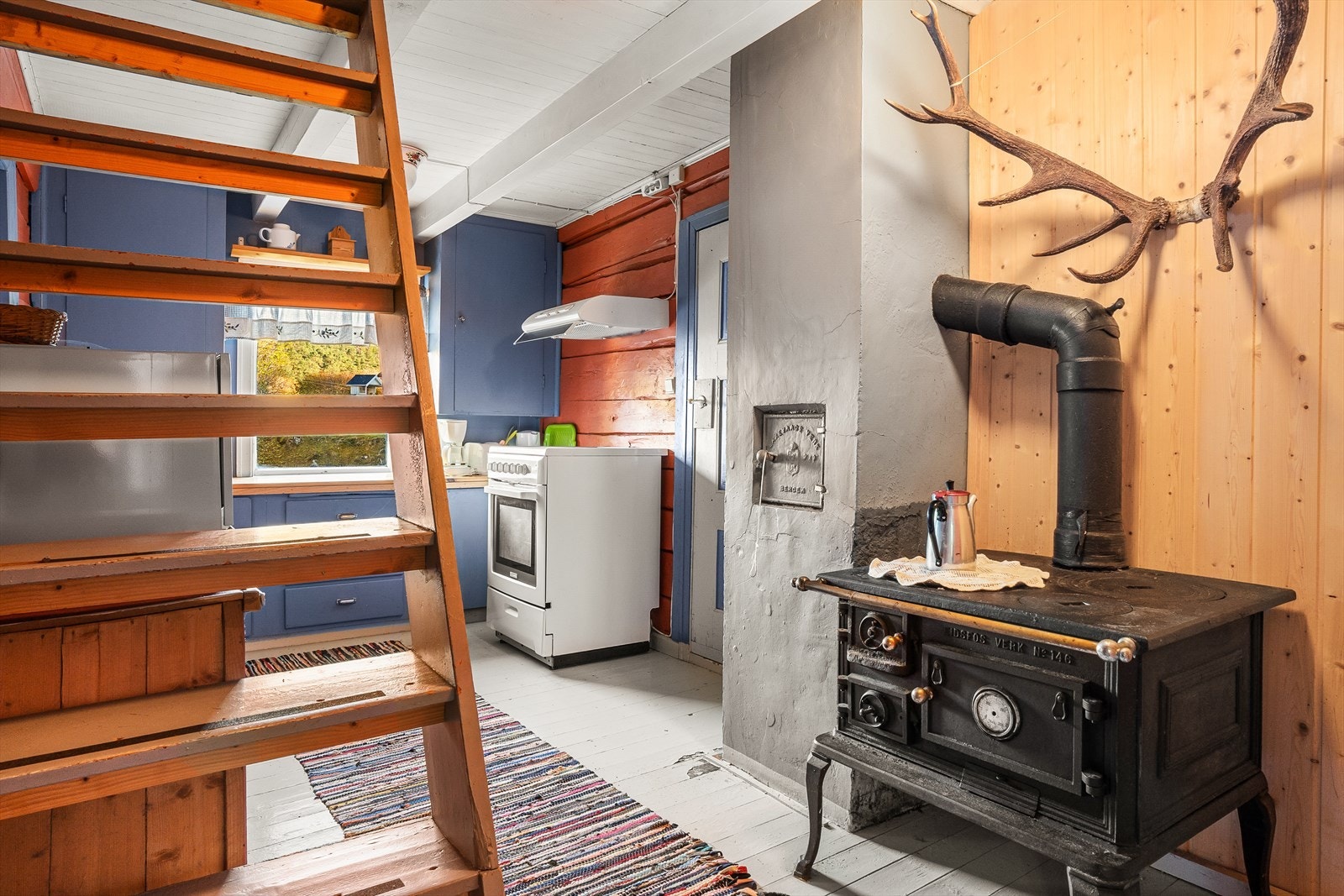 Fra gangen er det trapp opp til loftsetasjen. Galleribilde