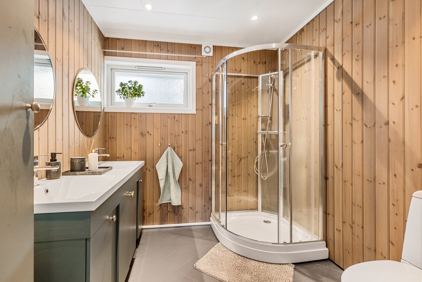 Baderommet er bestående av servant med underskap, dusjkabinett og toalett Galleribilde