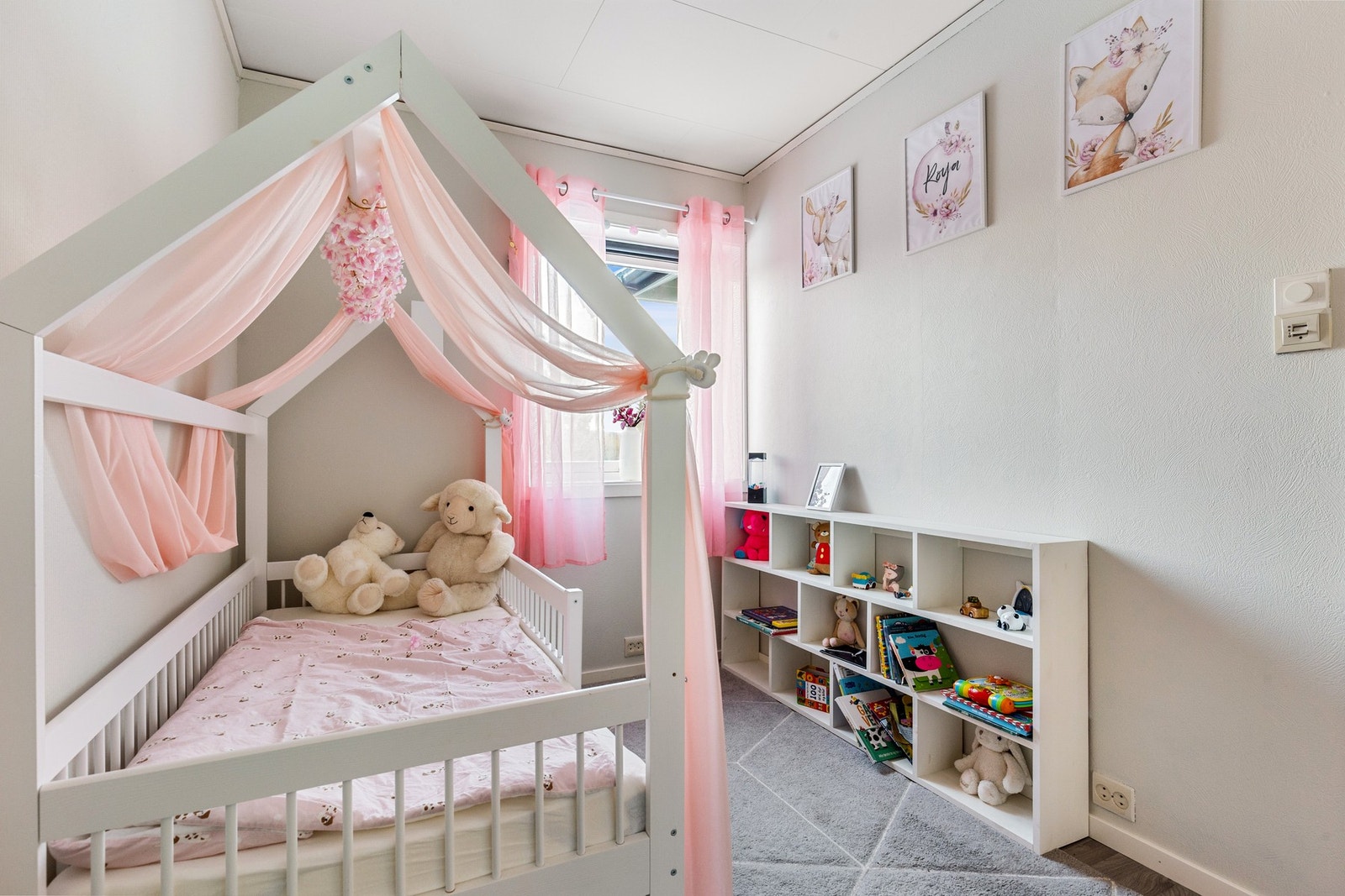 Plass til seng, skrivebord og garderobe Galleribilde