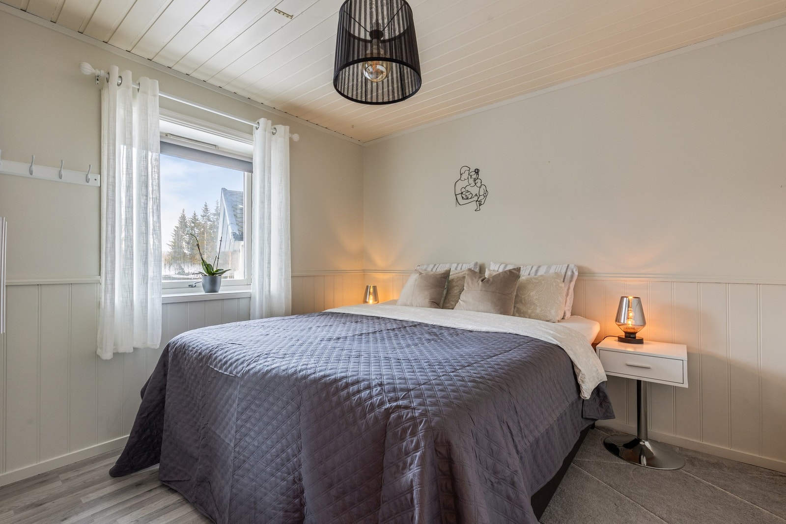 Romslig soverom med god plass til dobbeltseng og nattbord Galleribilde