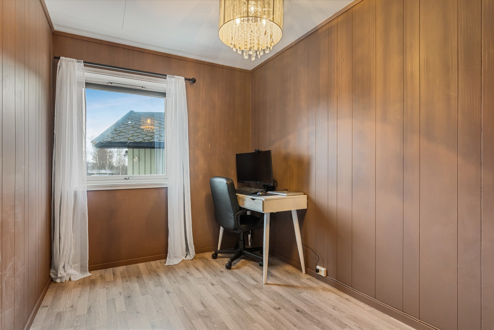 Rommet er av god størrelse og malt i en lun farge Galleribilde