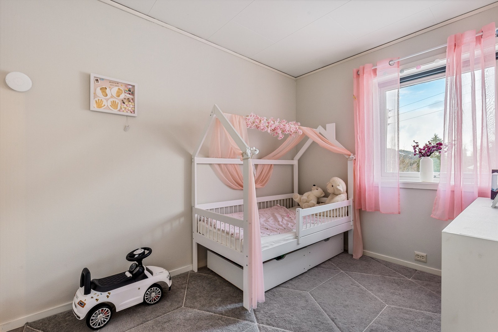 Boligens tredje soverom passer perfekt som barnerom Galleribilde