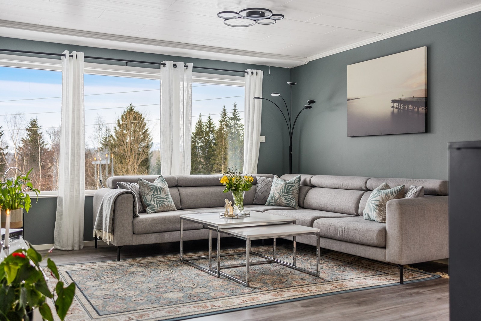 Store vindusflater som gir boligen godt med naturlig lys inn Galleribilde