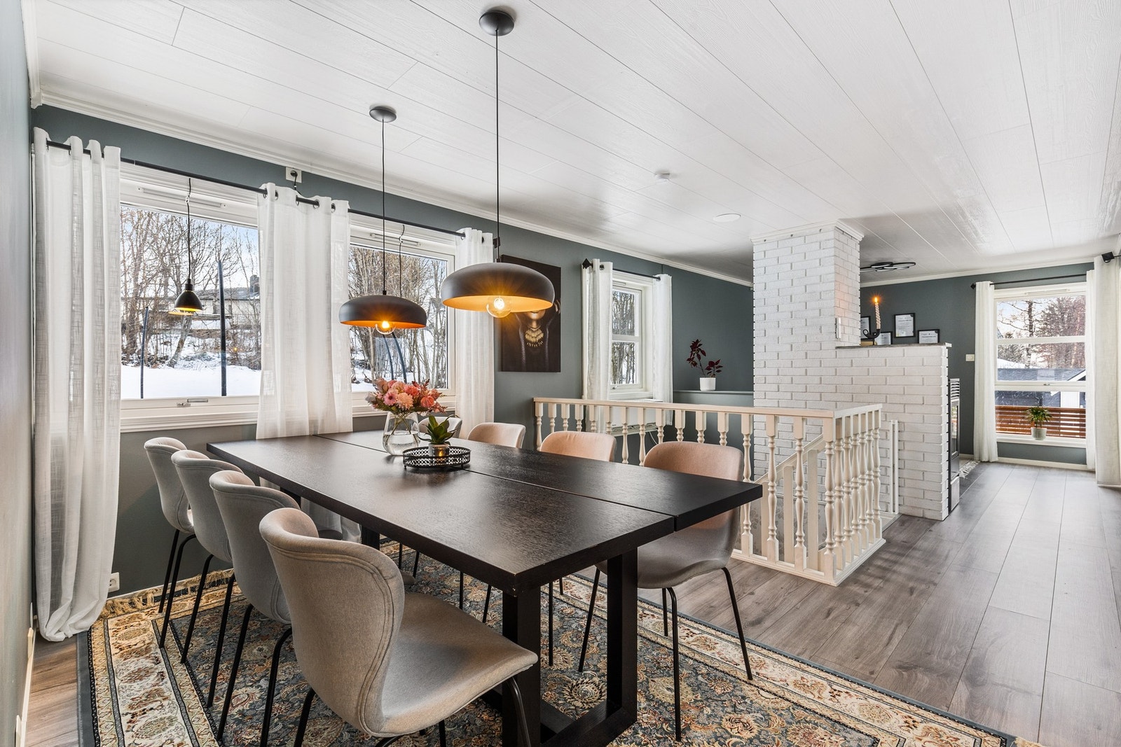 Spiseplassen får sin naturlige plass ved vinduet Galleribilde