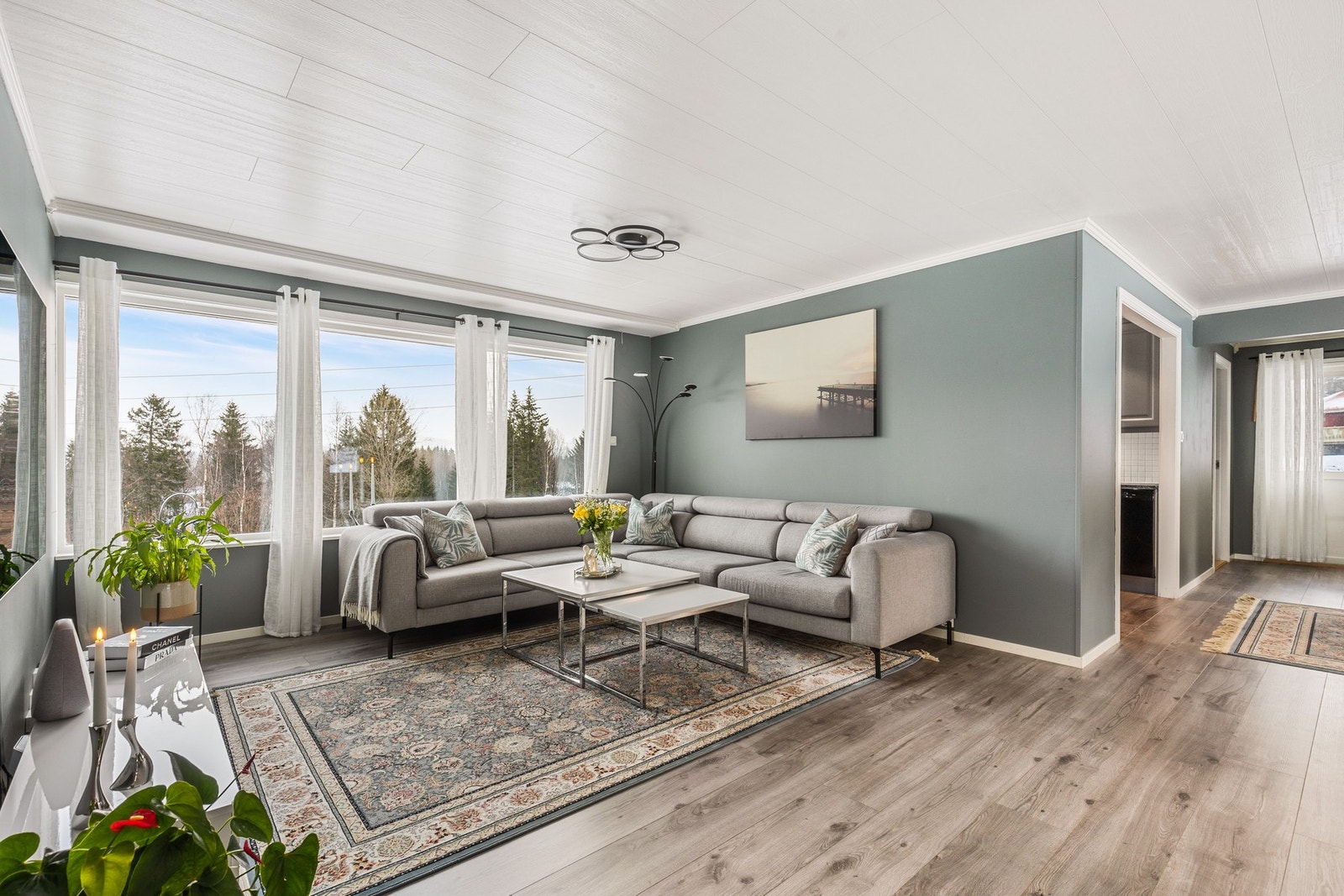 Innholdsrik enebolig som strekker seg over to plan Galleribilde