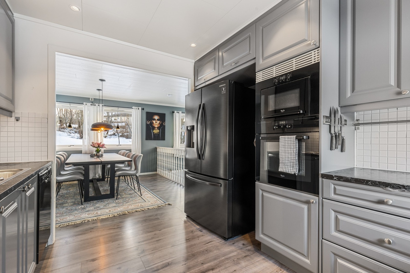 Med spiseplassen i direkte tilknytning til kjøkkenet har du sosiale soner selv ved matlaging Galleribilde