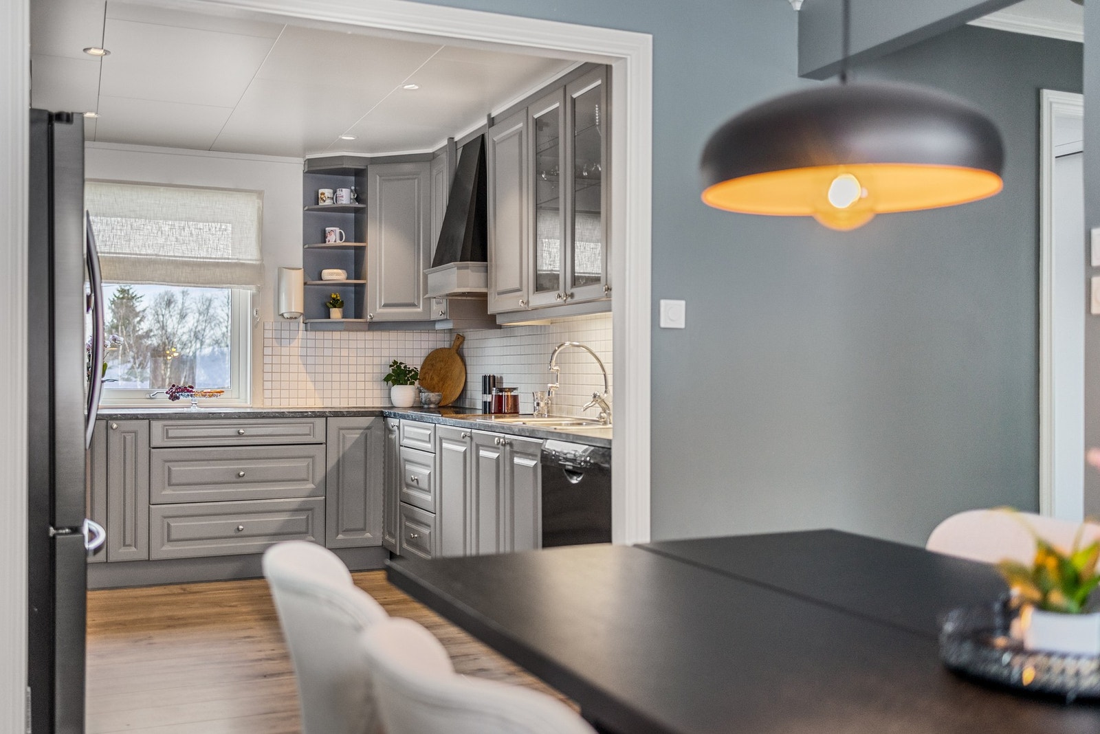 Her kan kokken og gjestene prate fritte mens maten tilbedres Galleribilde