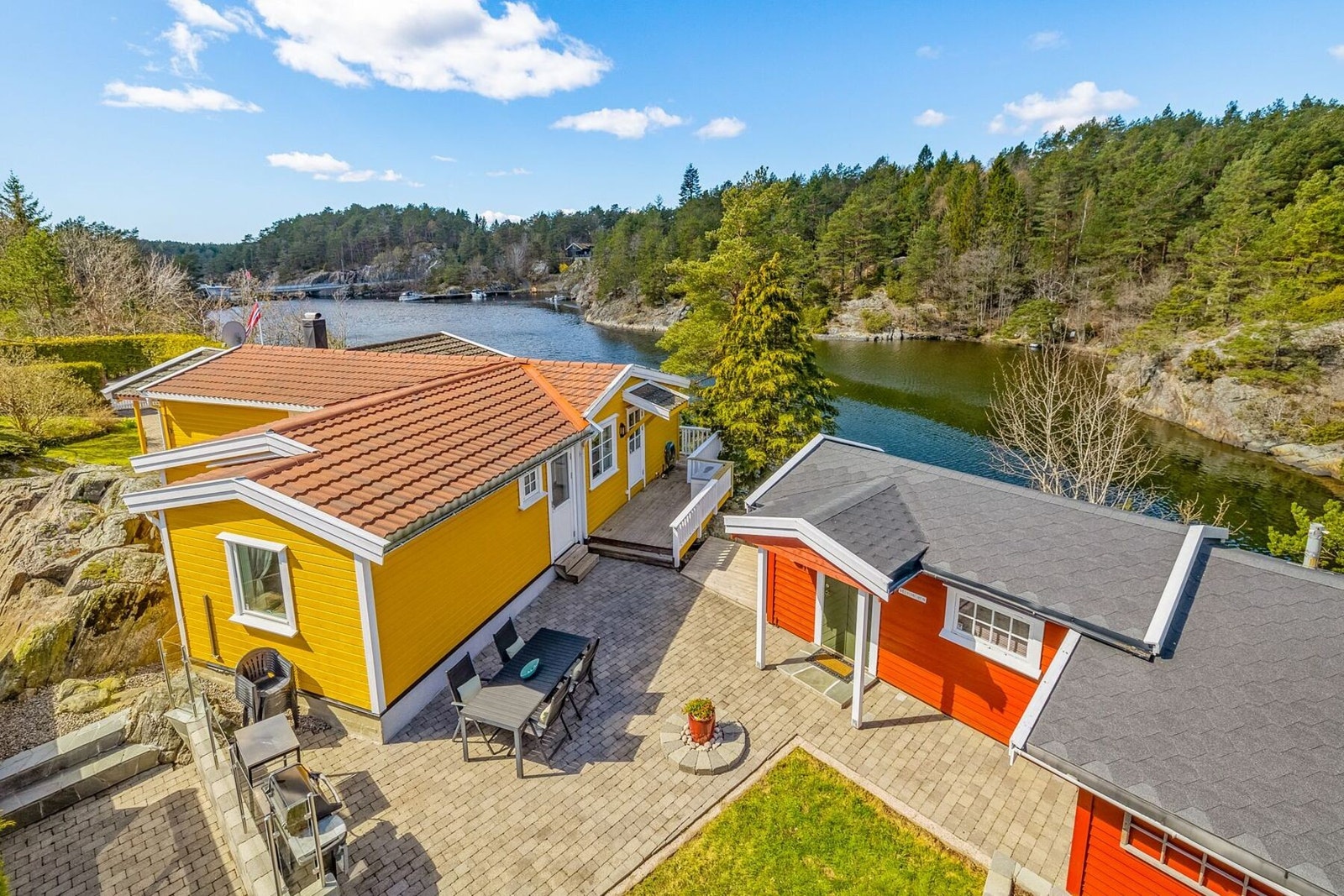 Fra baksiden av hytten hvor det røde annekset også ligger Galleribilde