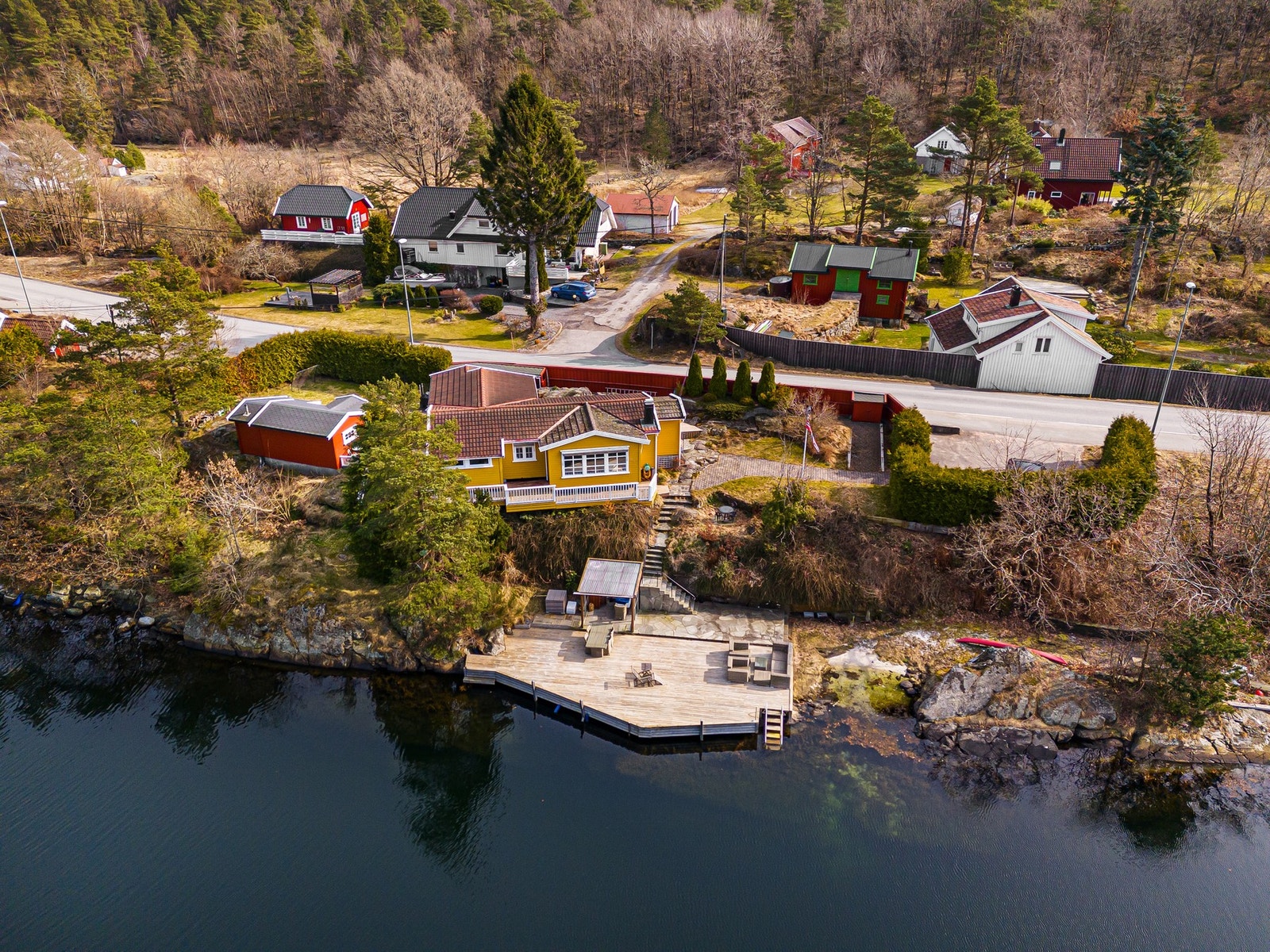 Dronefoto mot eiendommen Galleribilde