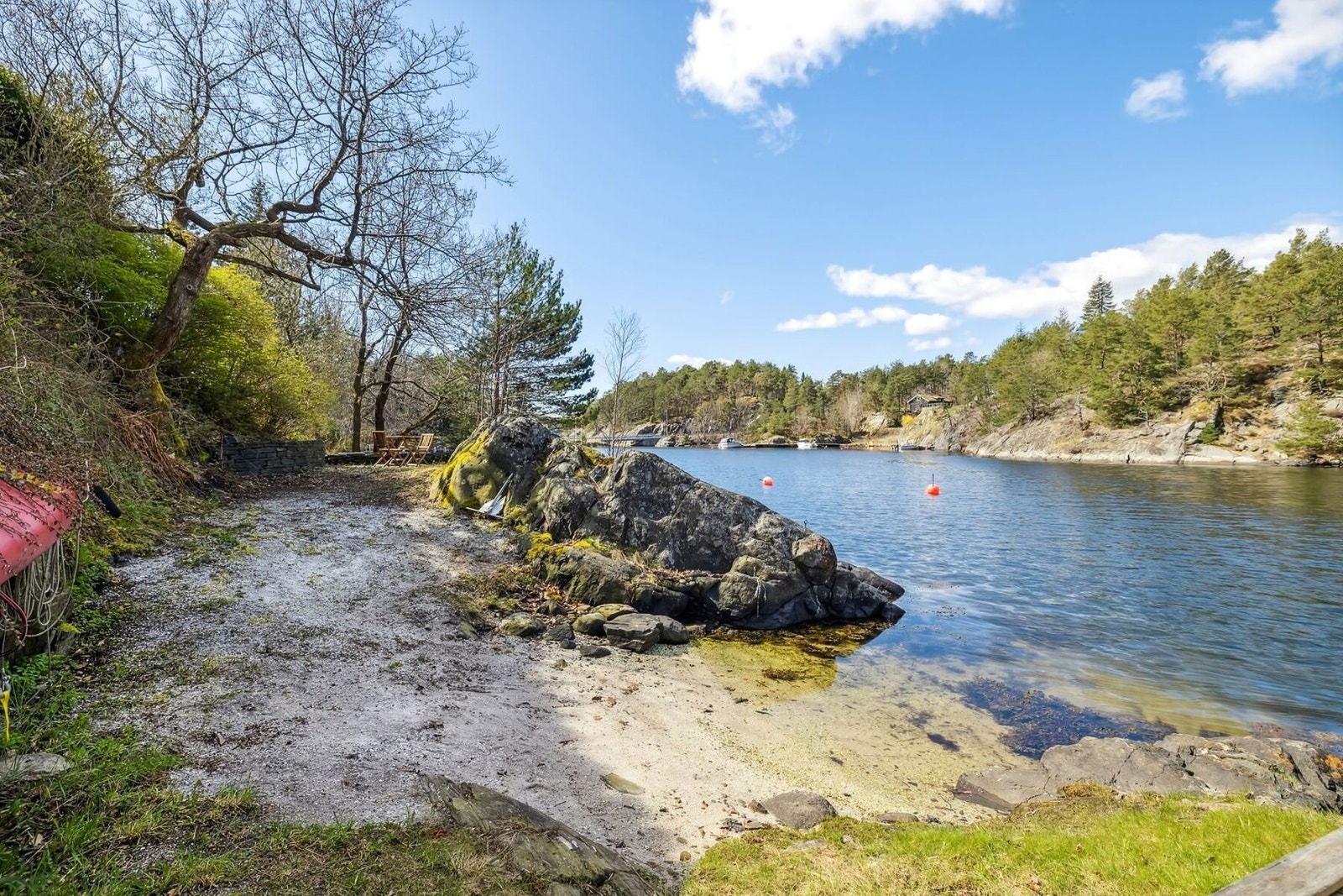 Egen sandstrand på siden av bryggen Galleribilde