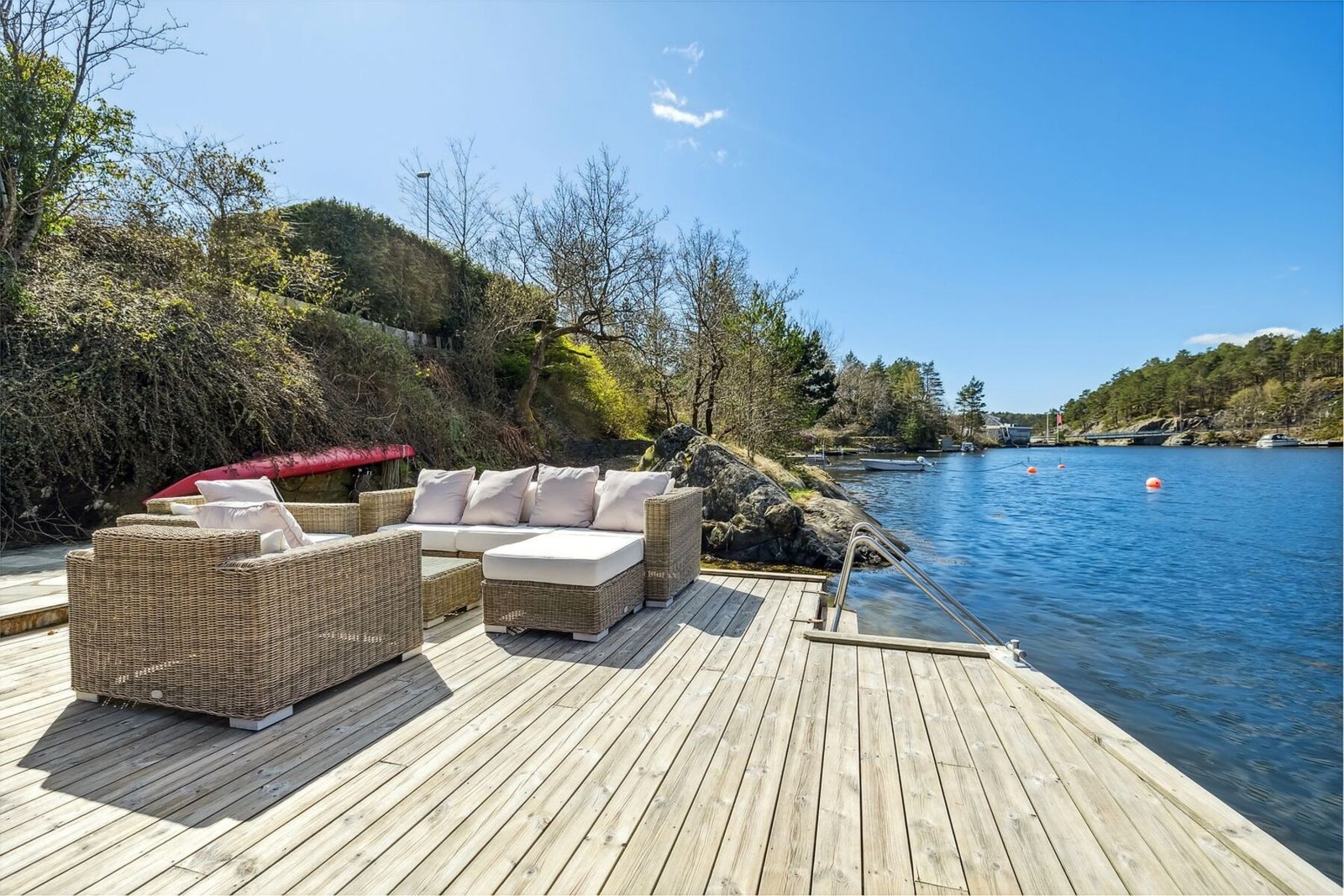 Romslig trebrygge med gode solforhold ! Galleribilde