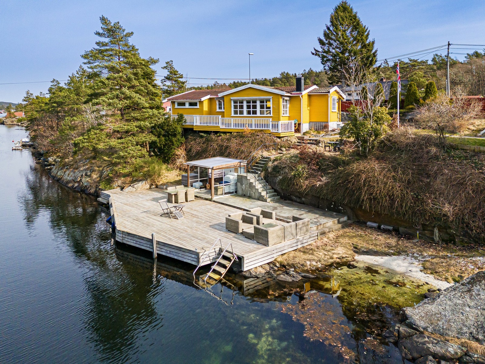 Hytten ligger fint plassert på oversiden av bryggeanlegget. Galleribilde