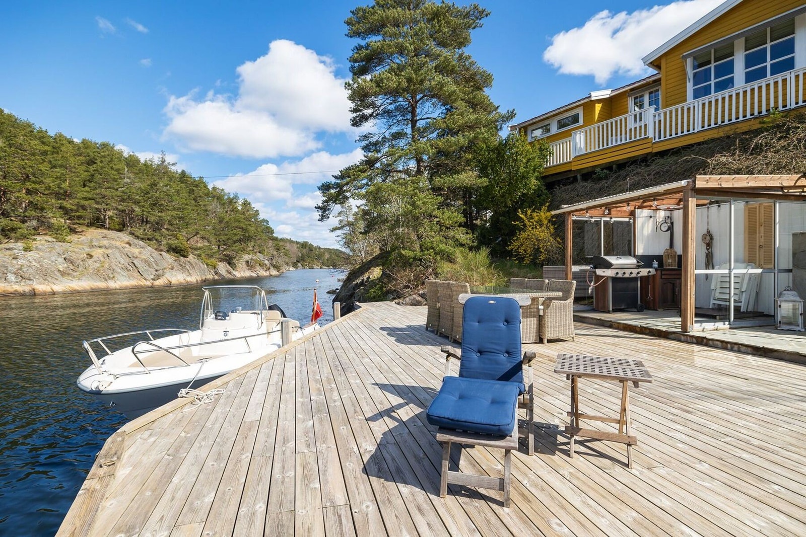 Romslig trebrygge med god plass til utemøbler - og en Pergola innerst på bryggen Galleribilde
