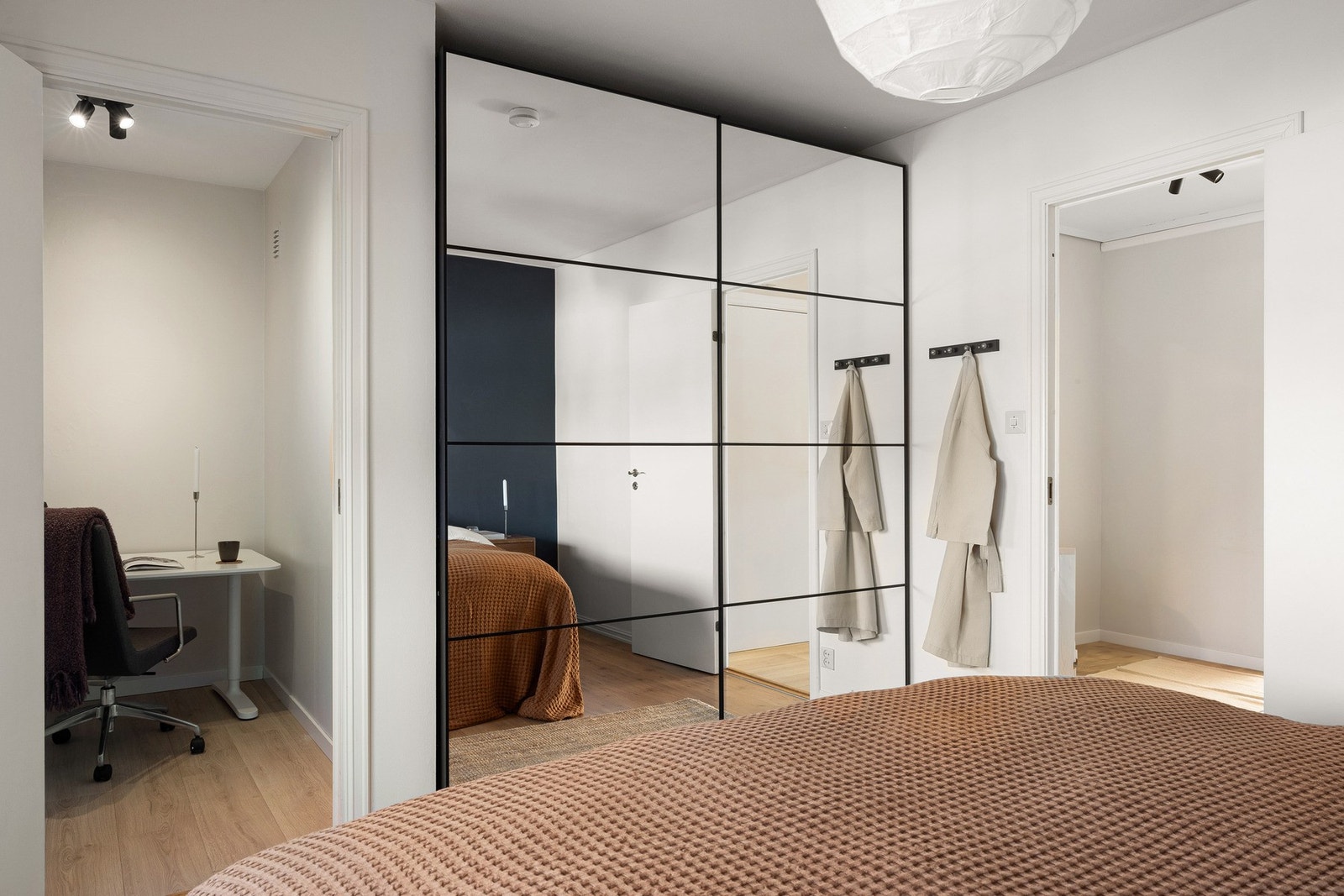 Rikelig med oppbevaringsplass i stor medfølgende garderobe. Tilknyttet innvendig bod med flere bruksmuligheter. Galleribilde