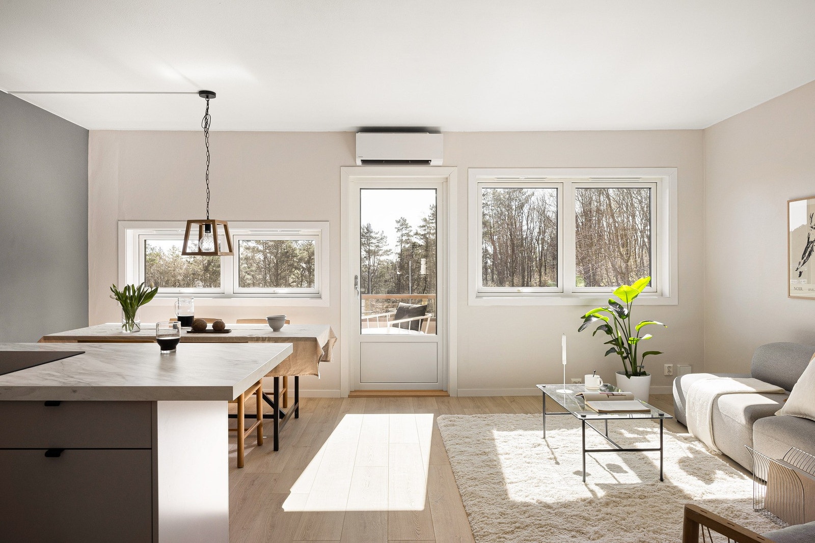 Store vindusflater slipper inn rikelig med naturlig lys. Galleribilde