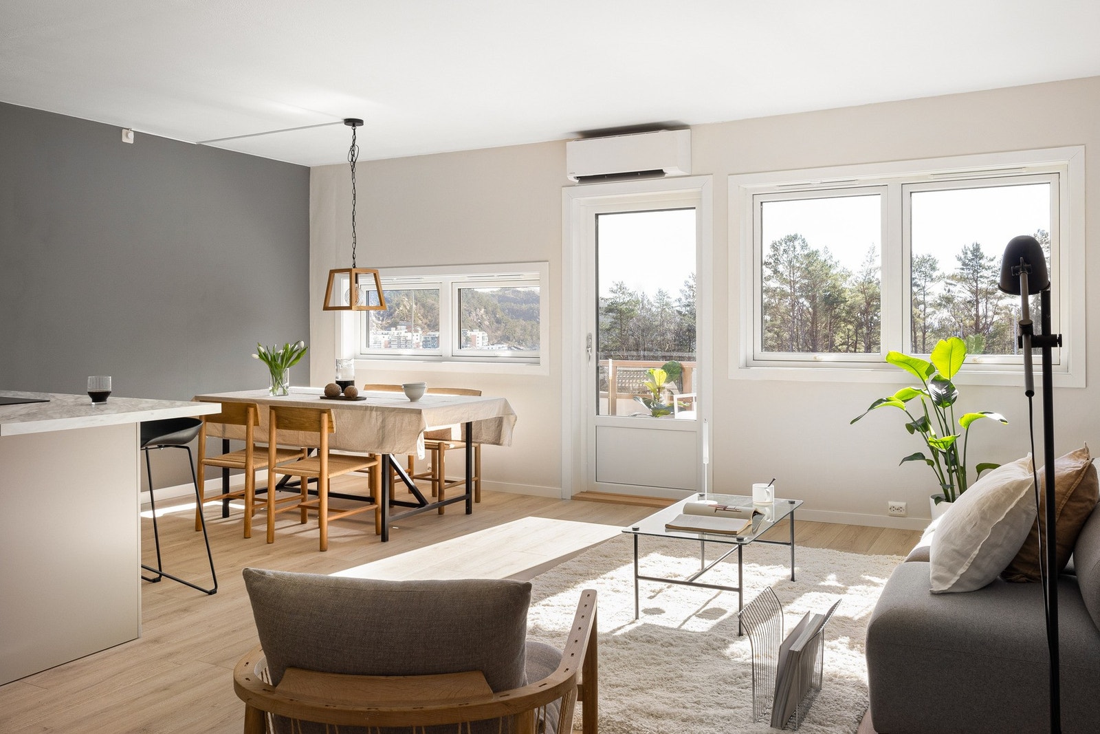 Innvendig er leiligheten lys og innbydende. Galleribilde