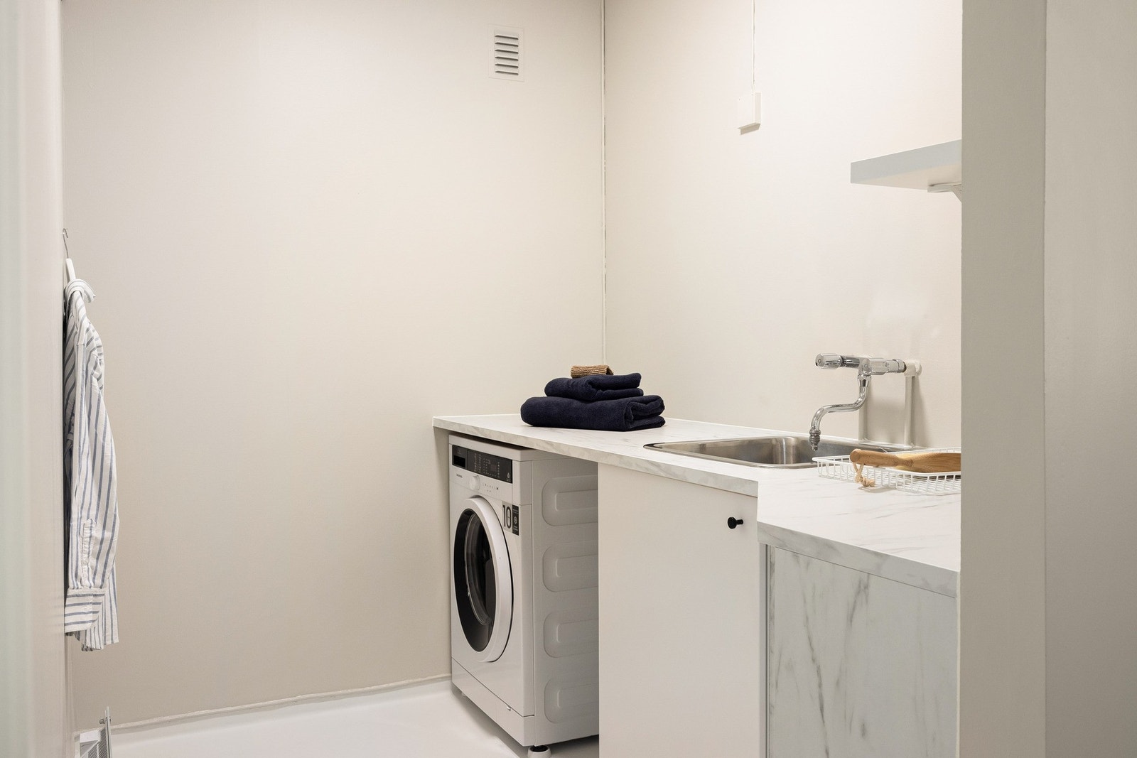 Tilknyttet vaskerom med opplegg og plass for vaskemaskin. Galleribilde