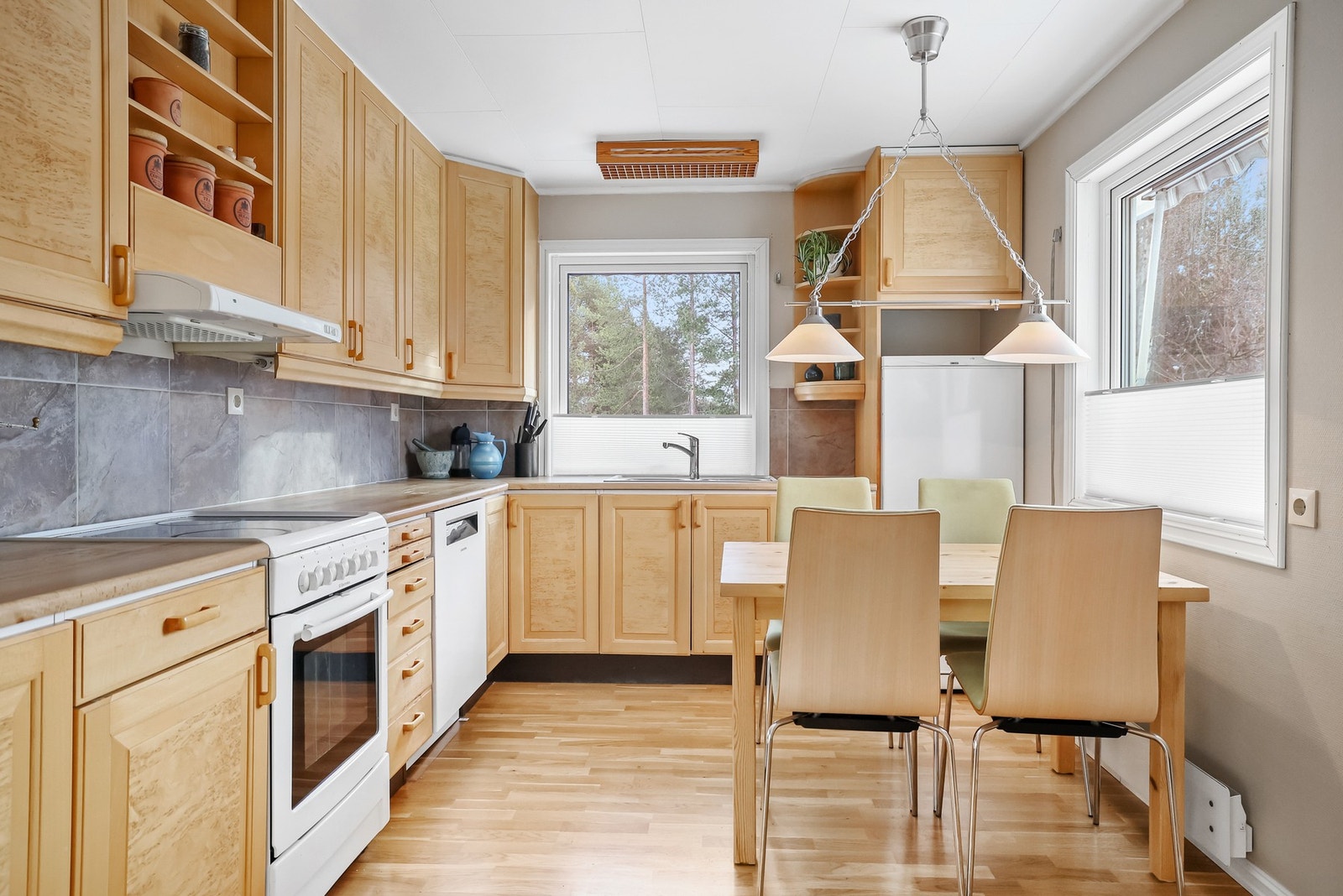 Kjøkkenet er lyst med fine vindusflater som hjelper på stemningen. Det er godt av oppbevaringsplass i skuffer og skap. Galleribilde