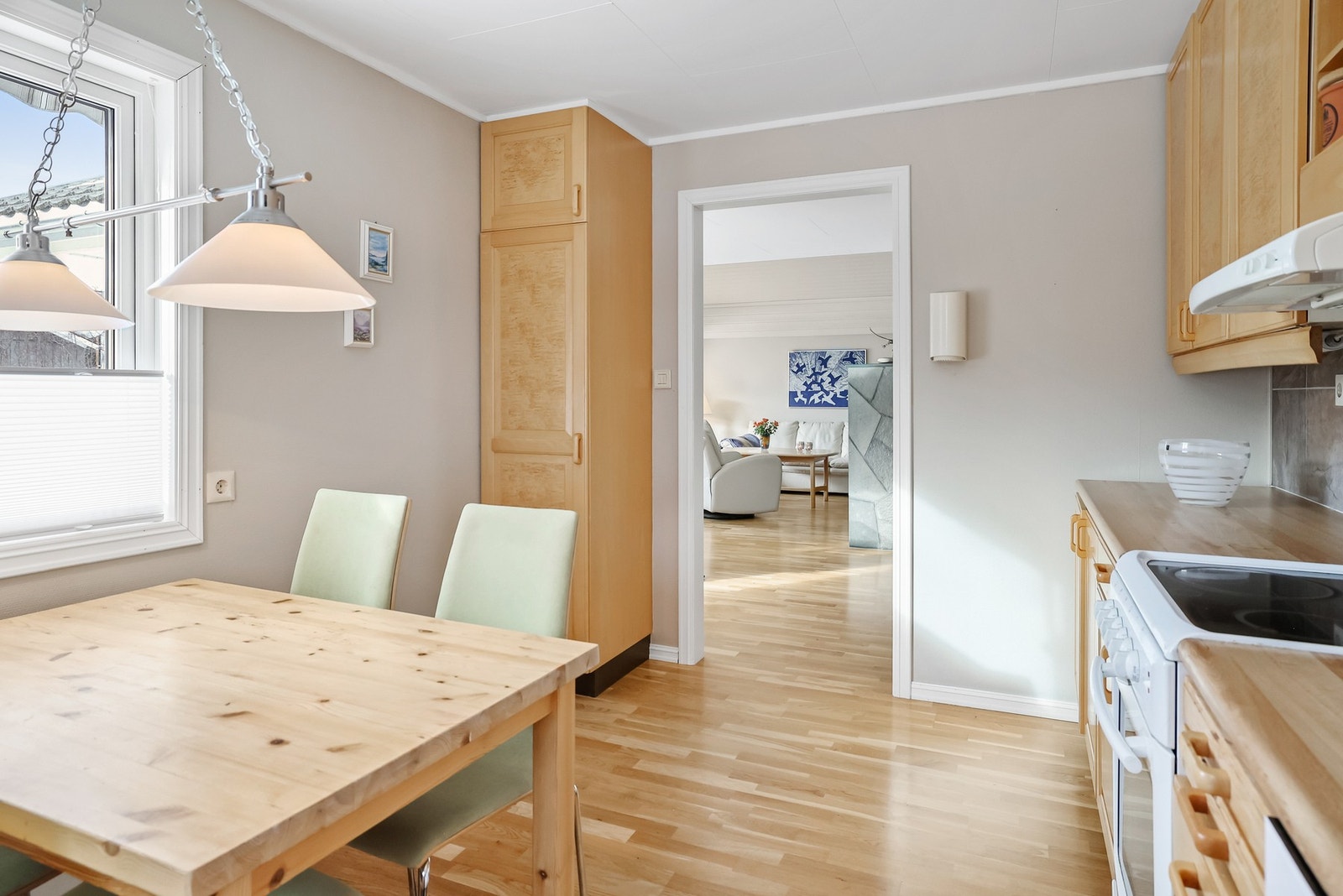 Det er også plass til en mindre spisegruppe hvor man kan spise en rask frokost eller nyte morgenkaffen Galleribilde