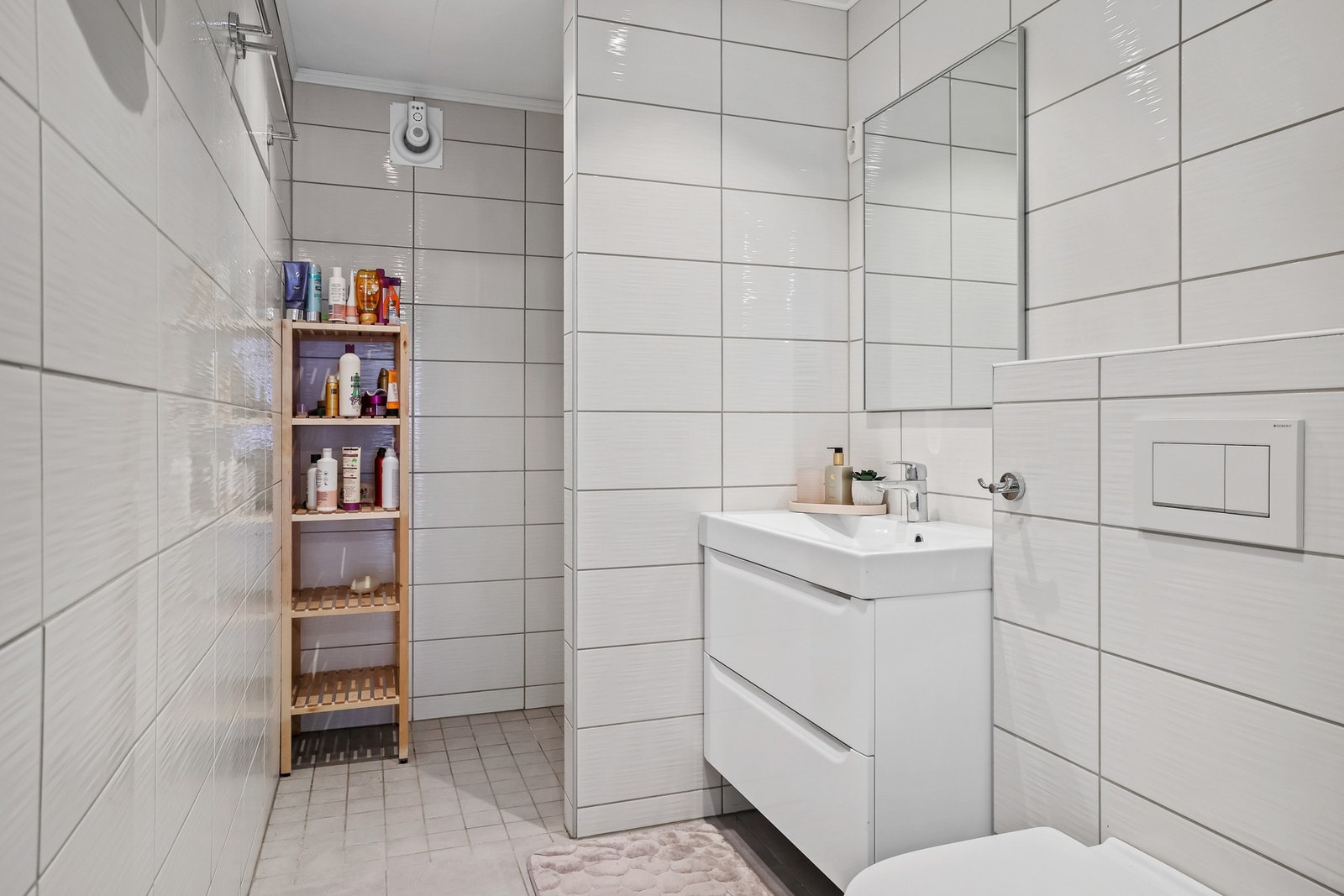 Badet i utleiedelen er utstyrt med vegghengt innredning, dusj og toalett. Galleribilde