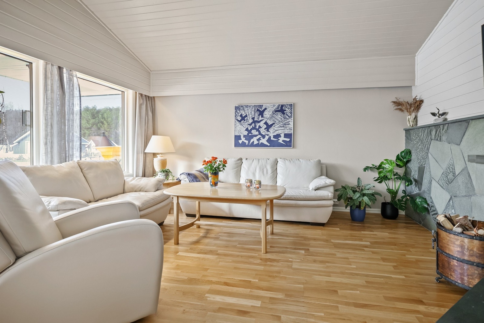 Stuen er lys og har store vindusflater som slipper inn rikelig med dagslys. Galleribilde