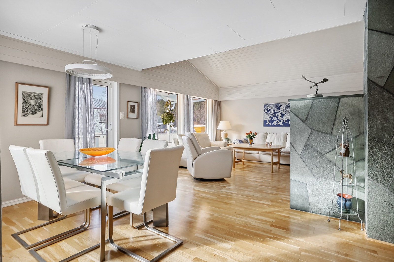 Den åpneløsningen mellom spisestue og stue bidrar til en romslig følelse. Galleribilde