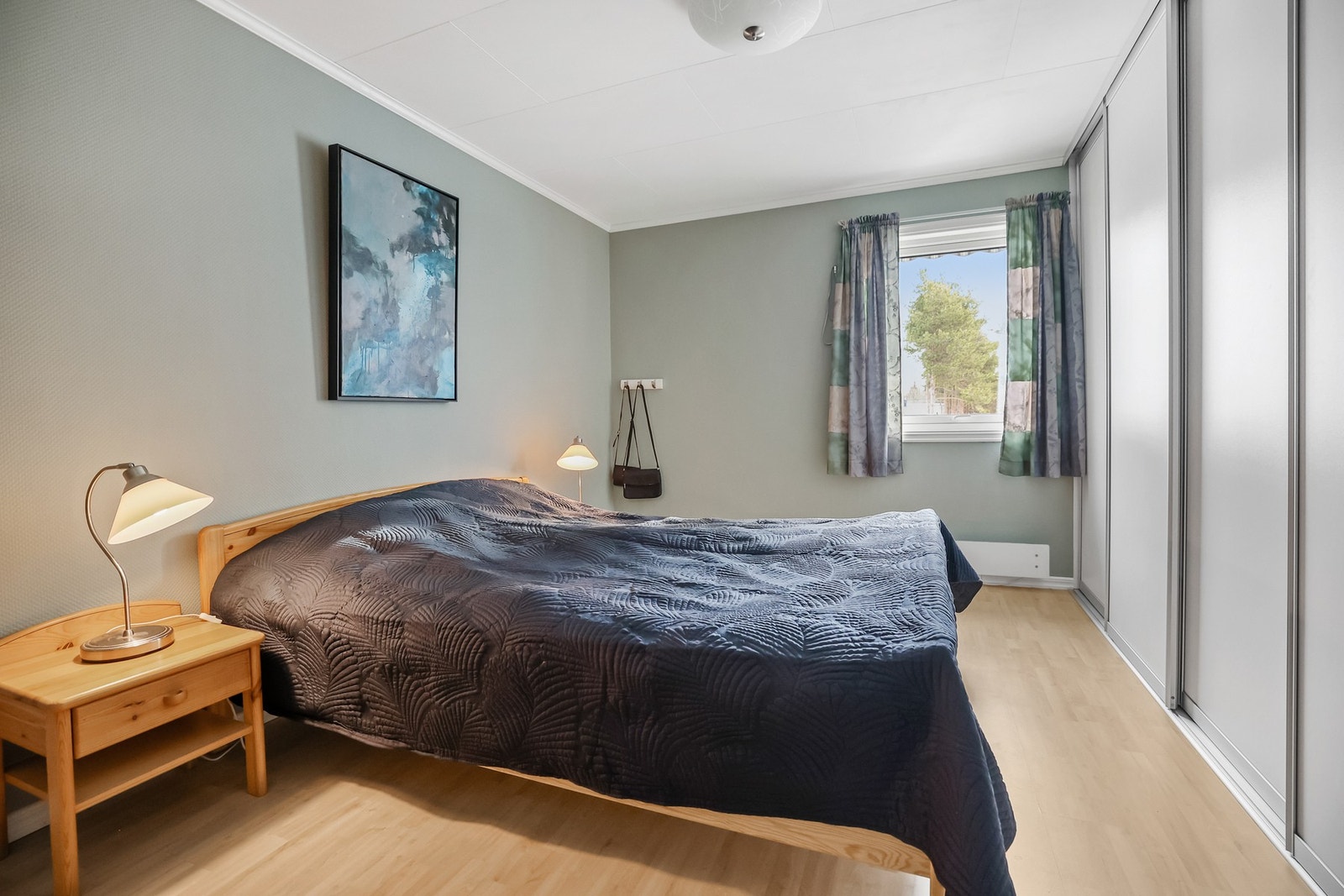 Hovedsoverom med plass til dobbeltseng med tilhørende nattbord og skyvedørsgarderobe for oppbevaring. Galleribilde