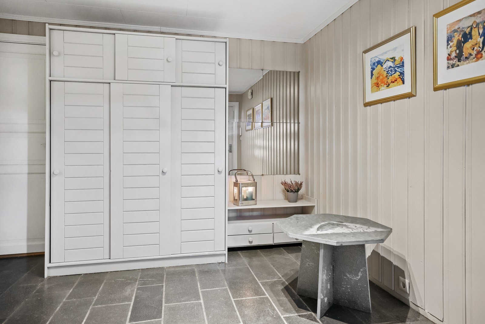 Stor entrè med garderobe. Galleribilde