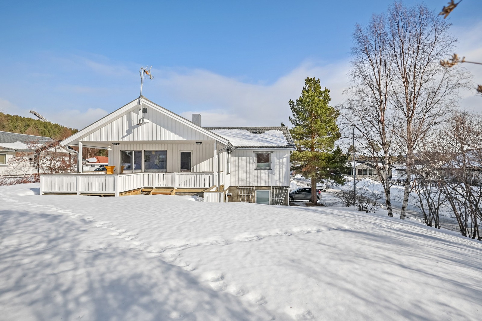 Dagligvarehandelen kan enkelt gjøres på Rema 1000 eller Coop Extra Elvebakken, begge innen få minutters kjøring. Galleribilde