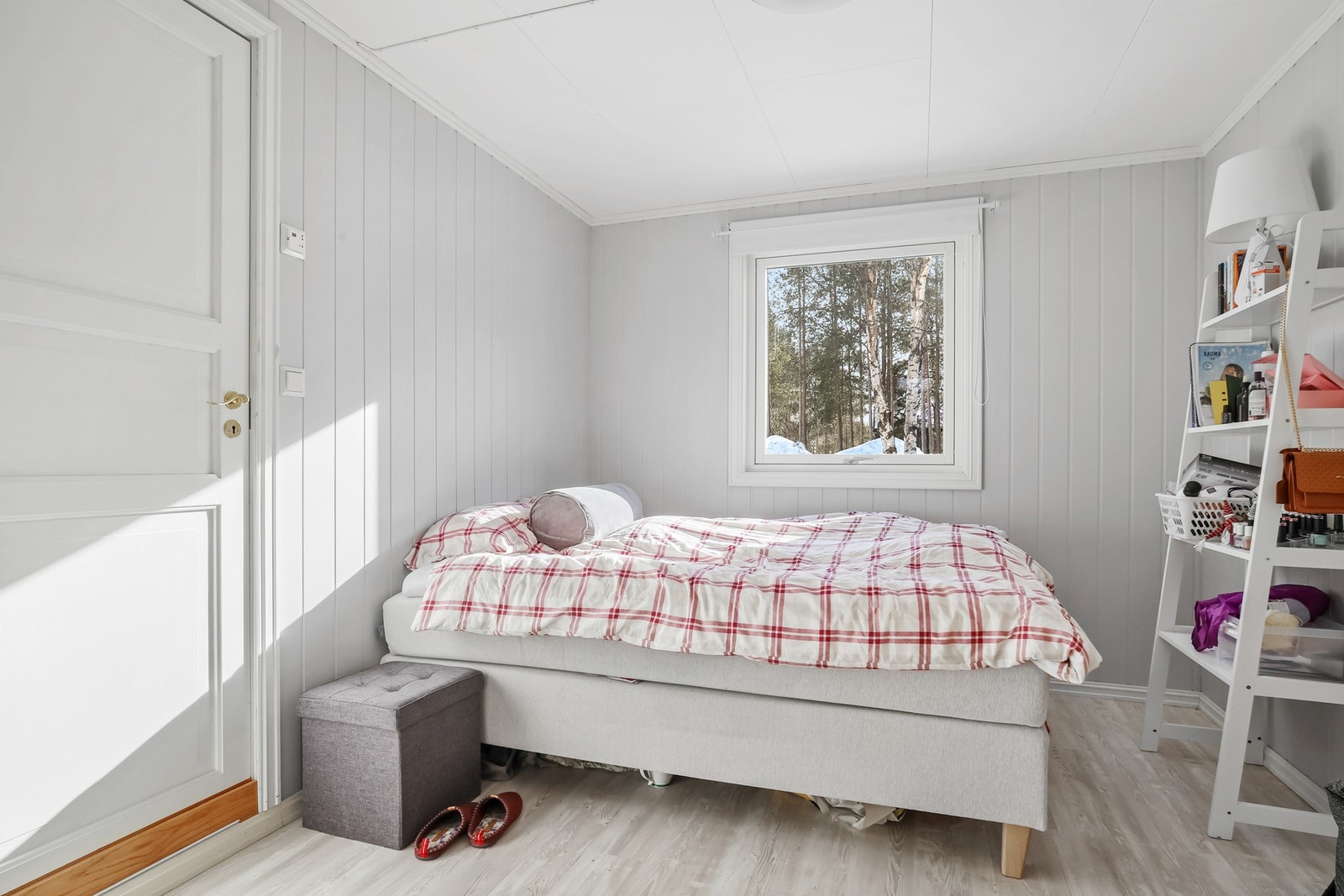 Soverommet i utleiedelen er av fin størrelse med plass til dobbeltseng. Galleribilde