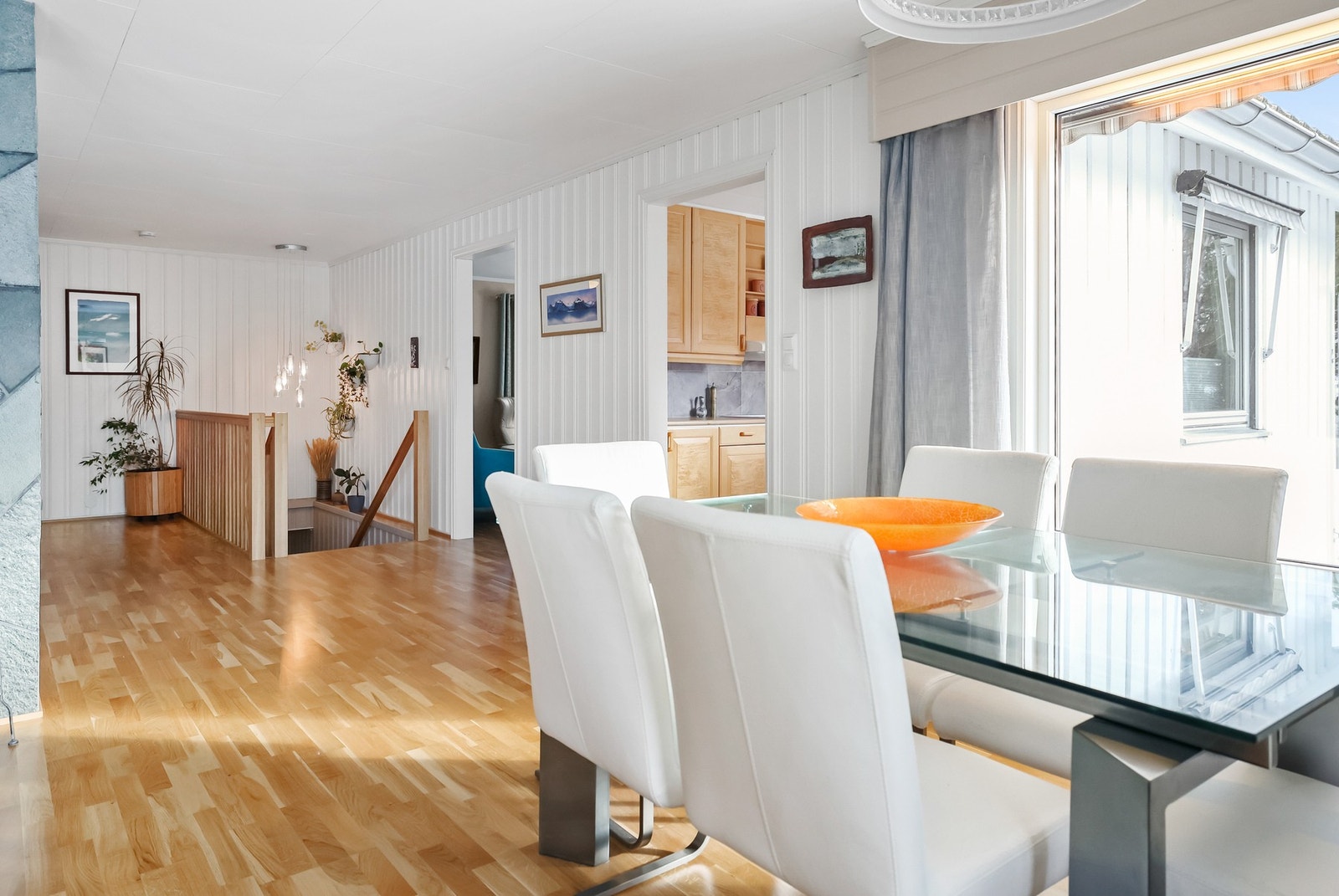 Store deler av 1. etasje har en åpen løsning som gir god flyt mellom rommene. Galleribilde