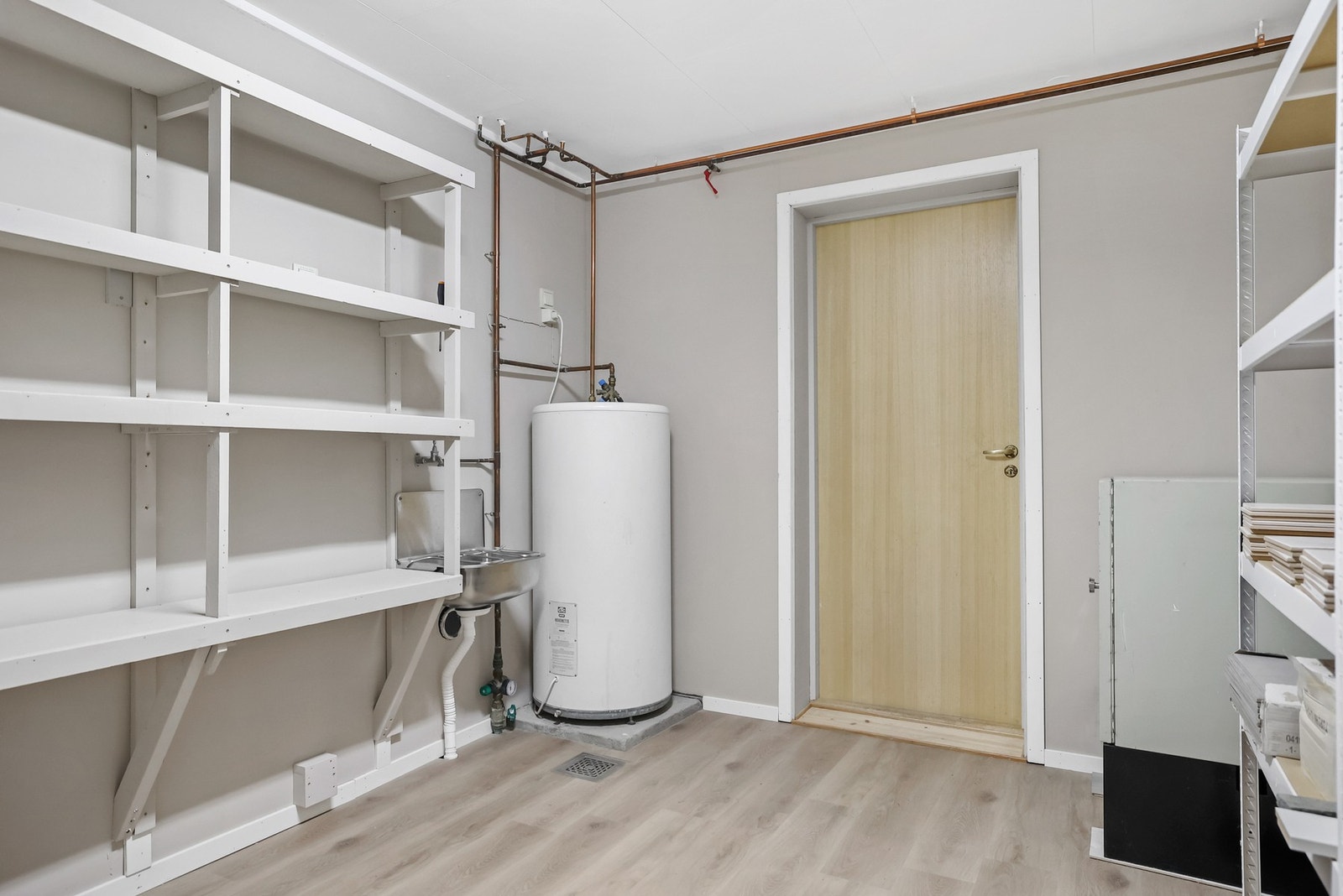 Større bod med god plass til oppbevaring og lagring. Her i fra kan du ta deg inn i isolert garasje. Galleribilde