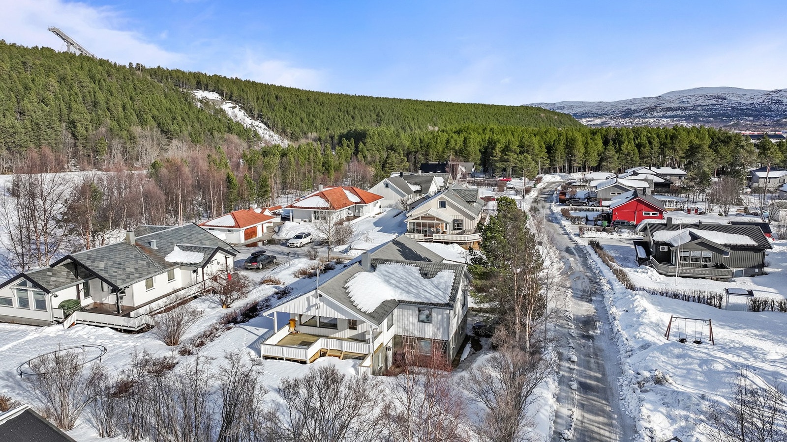 Dette er et trygt og rolig boområde med lite trafikk og godt naboskap, perfekt for både småbarnsfamilier og voksne som ønsker å bo sentralt med naturen rett utenfor døren. Galleribilde