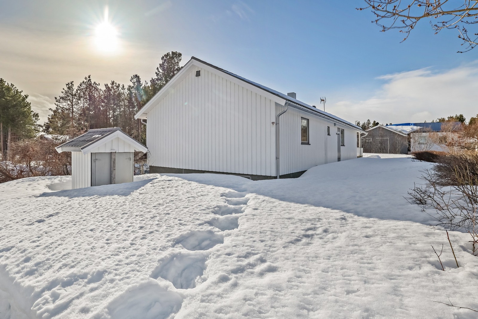 Blålyngveien 18 ligger i et fredelig og etablert boligområde på Aronnes i Alta. Galleribilde