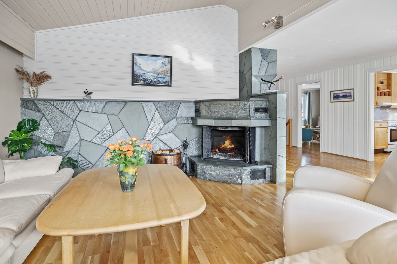 Den er utstyrt med vedovn som sikrer en behagelig oppvarming. Galleribilde