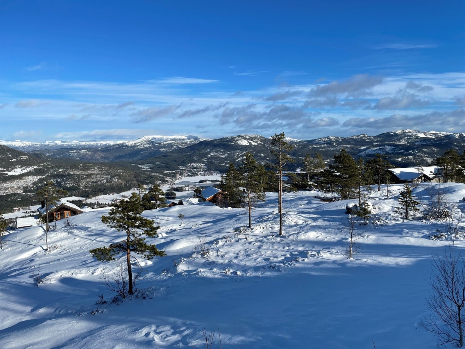 Foto fra tomteområdet. Flott utsikt og lang solgang Galleribilde